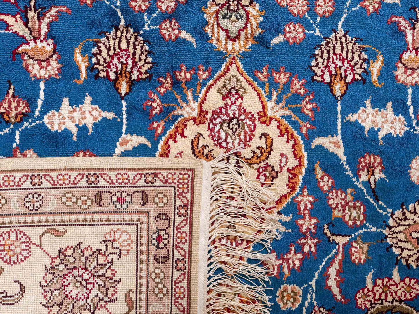 Feiner, handgeknüpfter, chinesischer Orientteppich mit Nain Design aus Kunstseide, blau, creme, weiß. 240x149 cm. Verkauf durch Jupiter Intl.