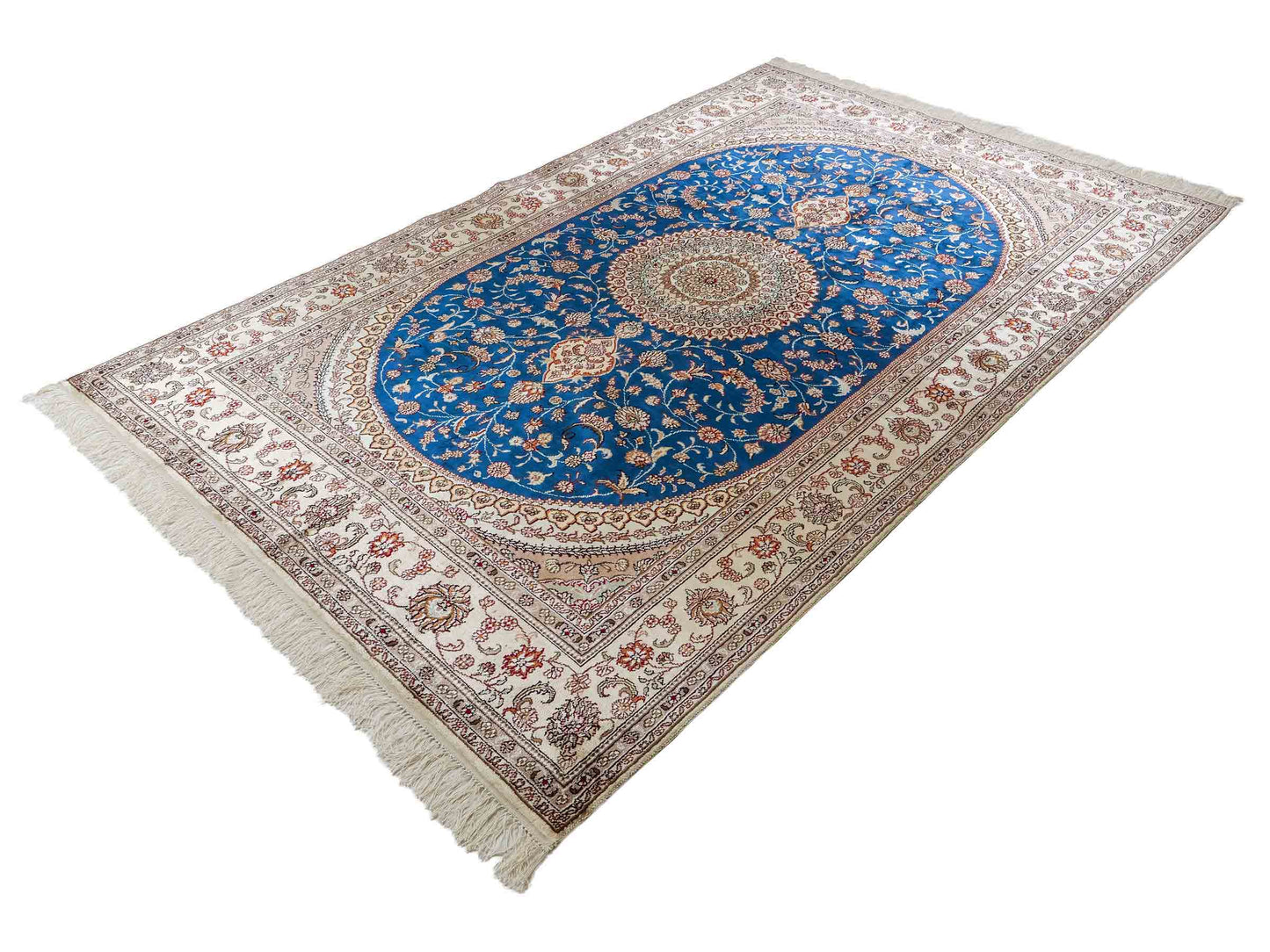 Feiner, handgeknüpfter, chinesischer Orientteppich mit Nain Design aus Kunstseide, blau, creme, weiß. 240x149 cm. Verkauf durch Jupiter Intl.