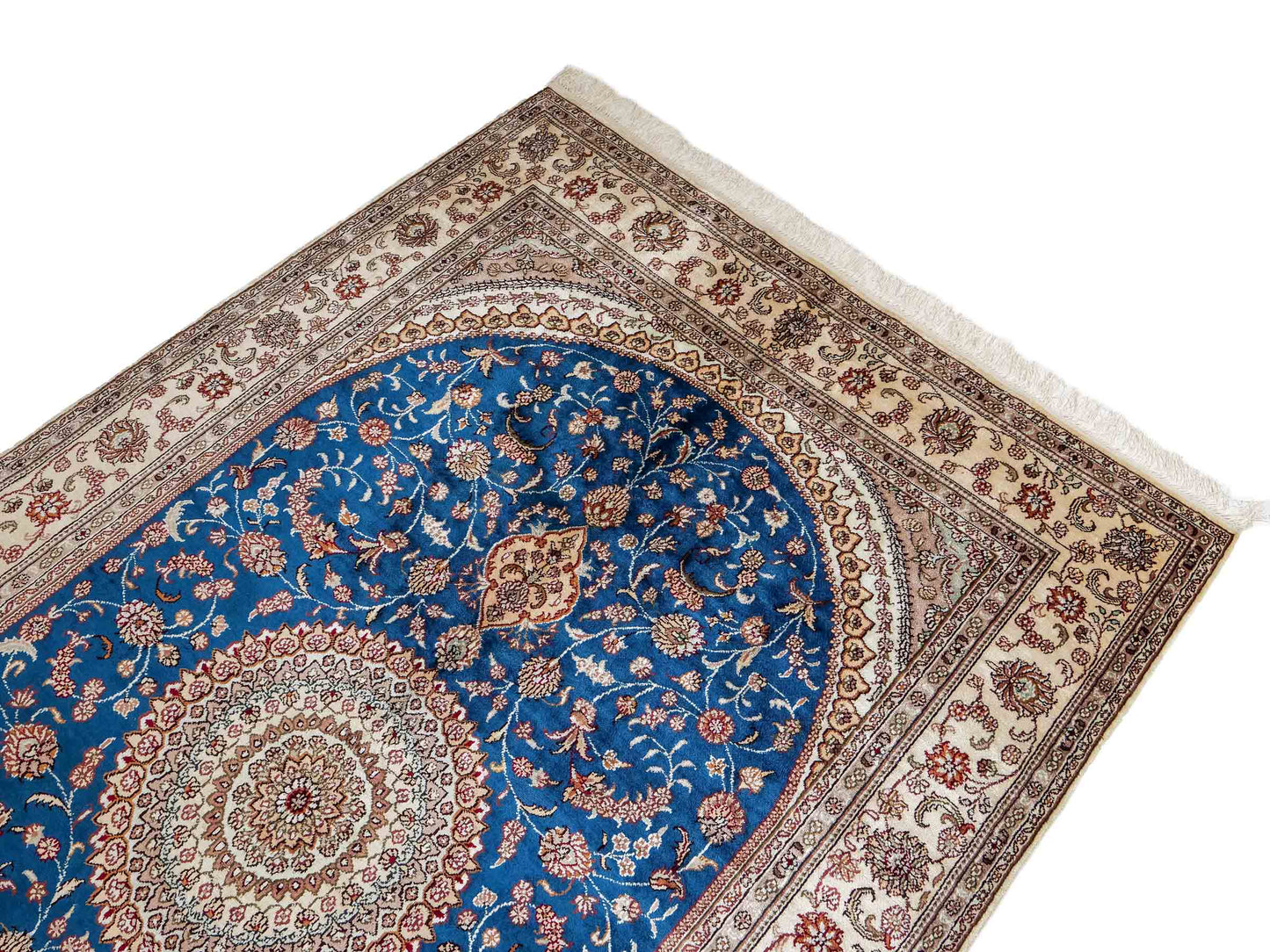 Feiner, handgeknüpfter, chinesischer Orientteppich mit Nain Design aus Kunstseide, blau, creme, weiß. 240x149 cm. Verkauf durch Jupiter Intl.
