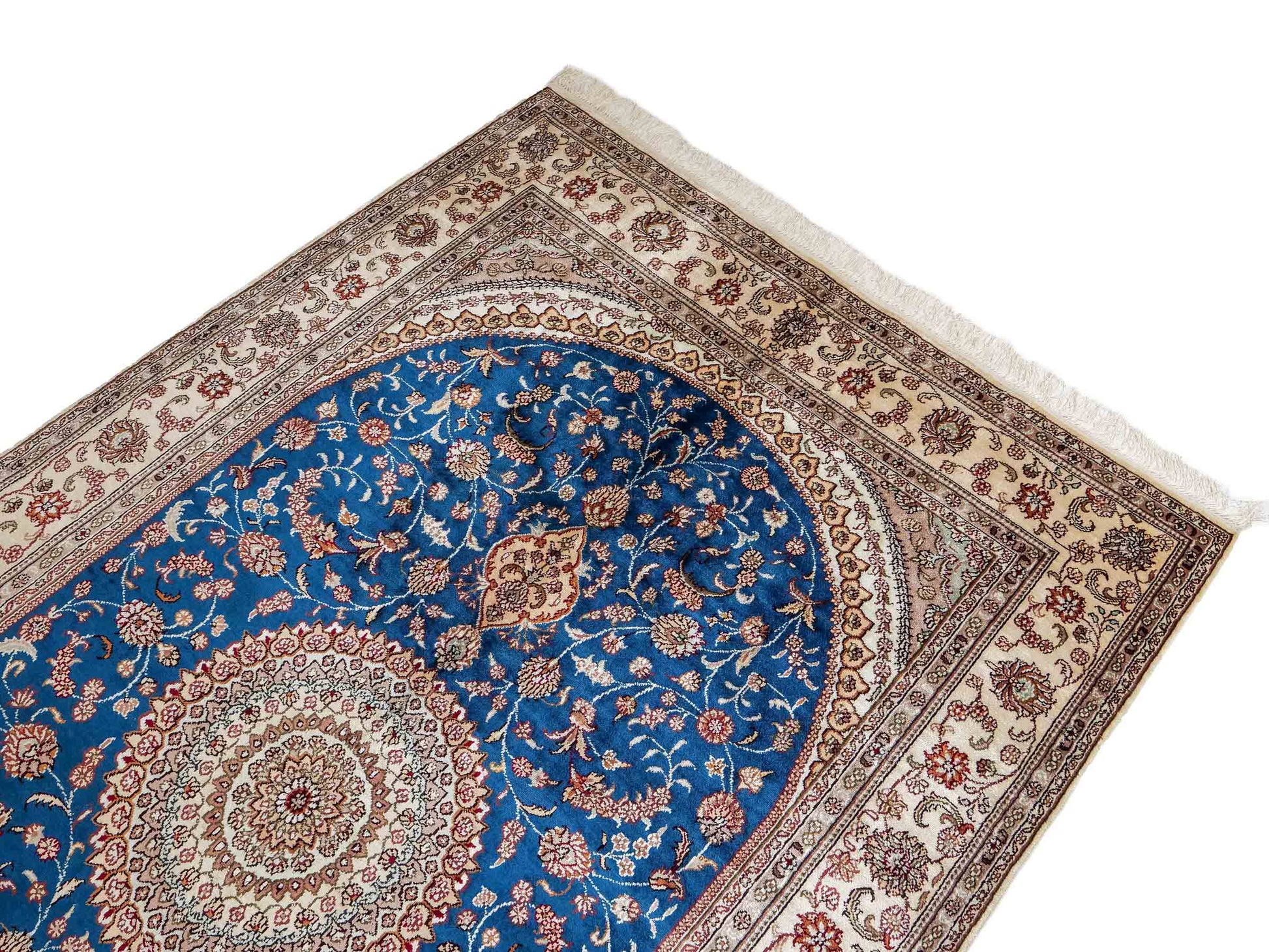 Feiner, handgeknüpfter, chinesischer Orientteppich mit Nain Design aus Kunstseide, blau, creme, weiß. 240x149 cm. Verkauf durch Jupiter Intl.