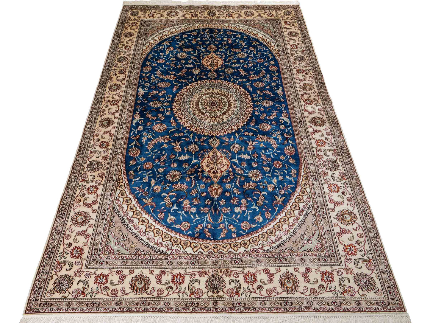 Feiner, handgeknüpfter, chinesischer Orientteppich mit Nain Design aus Kunstseide, blau, creme, weiß. 240x149 cm. Verkauf durch Jupiter Intl.