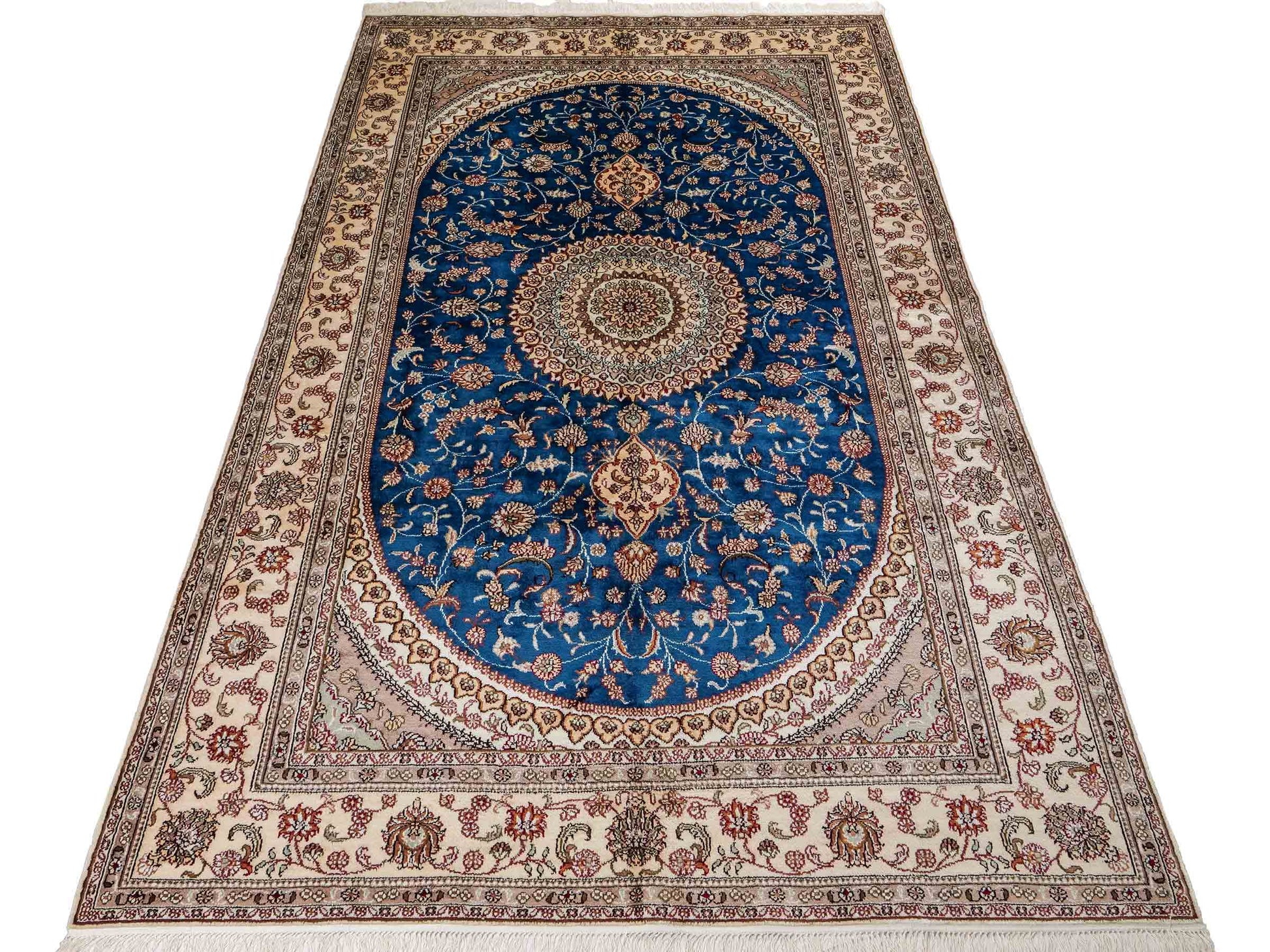 Feiner, handgeknüpfter, chinesischer Orientteppich mit Nain Design aus Kunstseide, blau, creme, weiß. 240x149 cm. Verkauf durch Jupiter Intl.