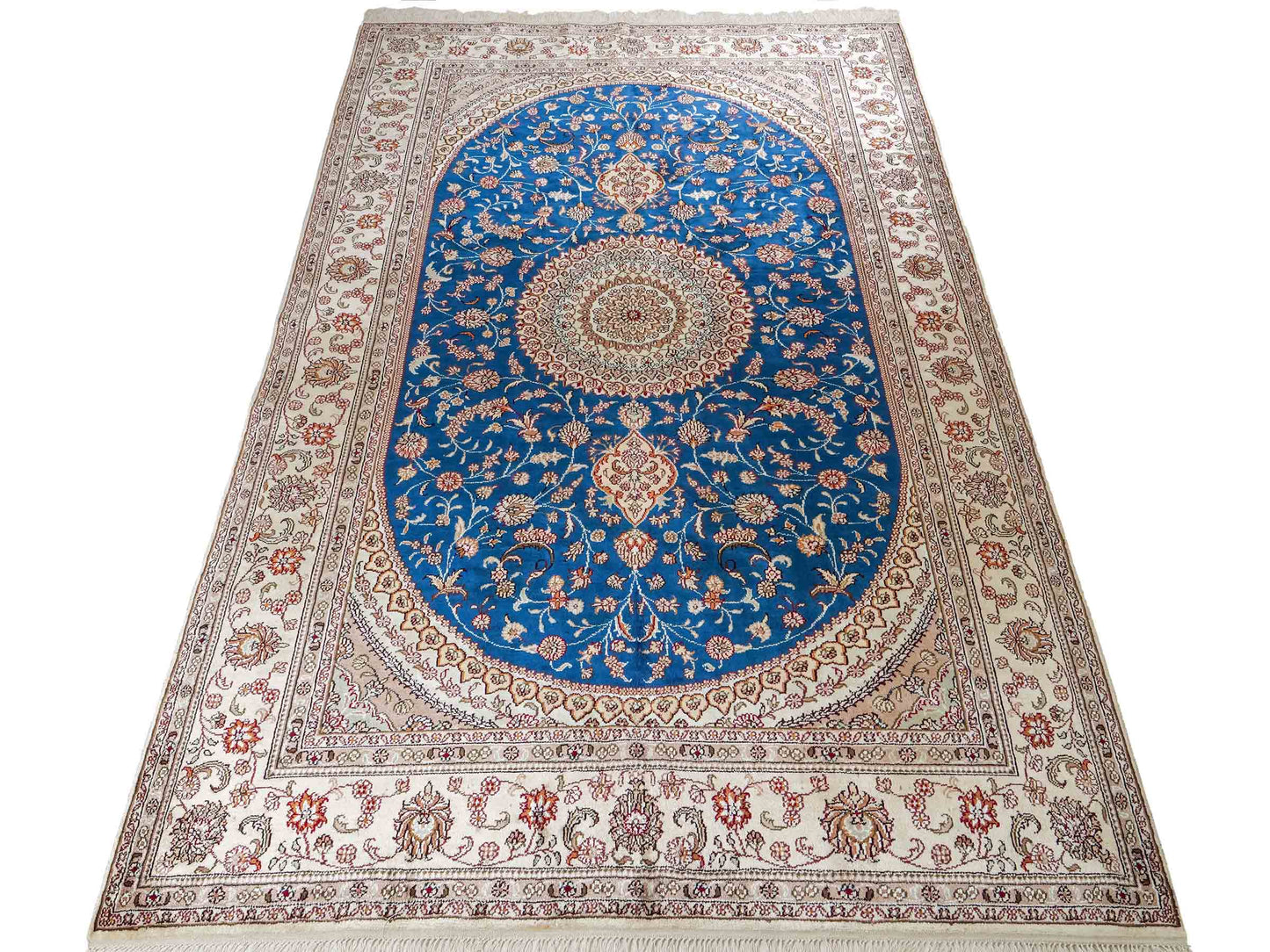 Feiner, handgeknüpfter, chinesischer Orientteppich mit Nain Design aus Kunstseide, blau, creme, weiß. 240x149 cm. Verkauf durch Jupiter Intl.