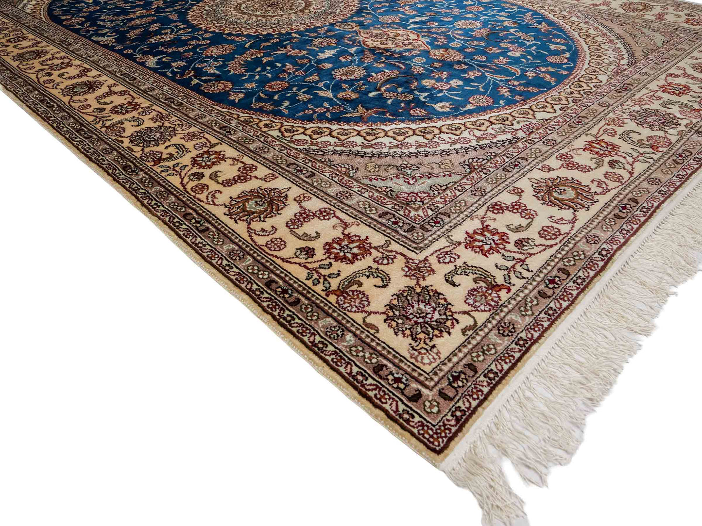 Feiner, handgeknüpfter, chinesischer Orientteppich mit Nain Design aus Kunstseide, blau, creme, weiß. 240x149 cm. Verkauf durch Jupiter Intl.