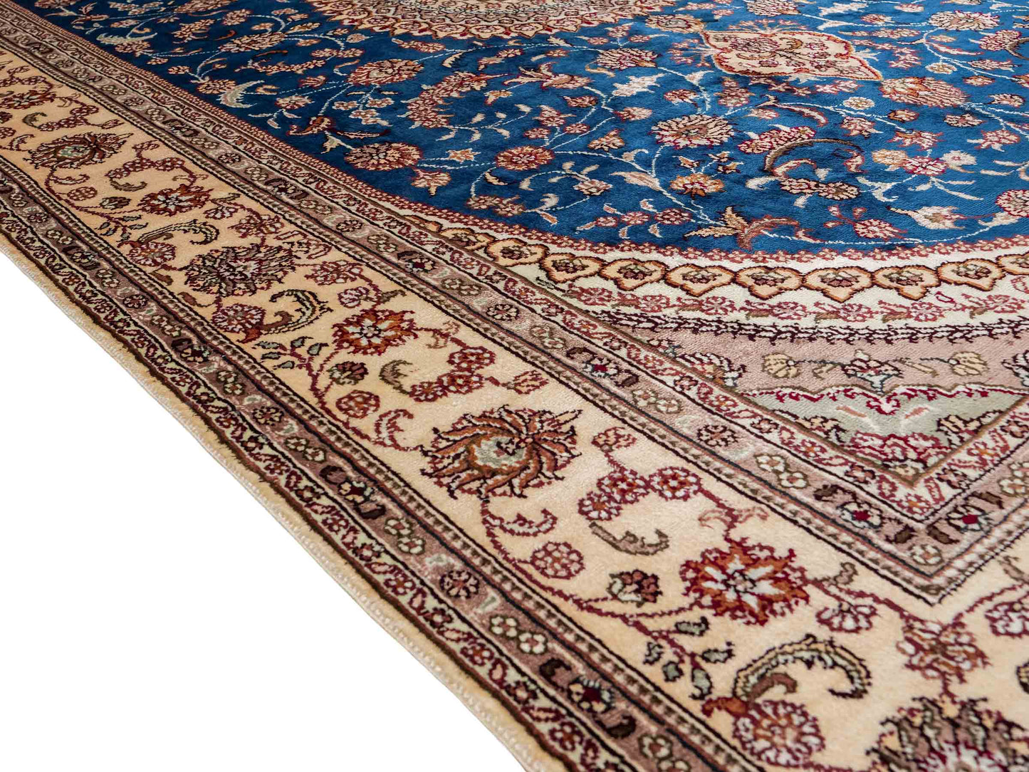Feiner, handgeknüpfter, chinesischer Orientteppich mit Nain Design aus Kunstseide, blau, creme, weiß. 240x149 cm. Verkauf durch Jupiter Intl.