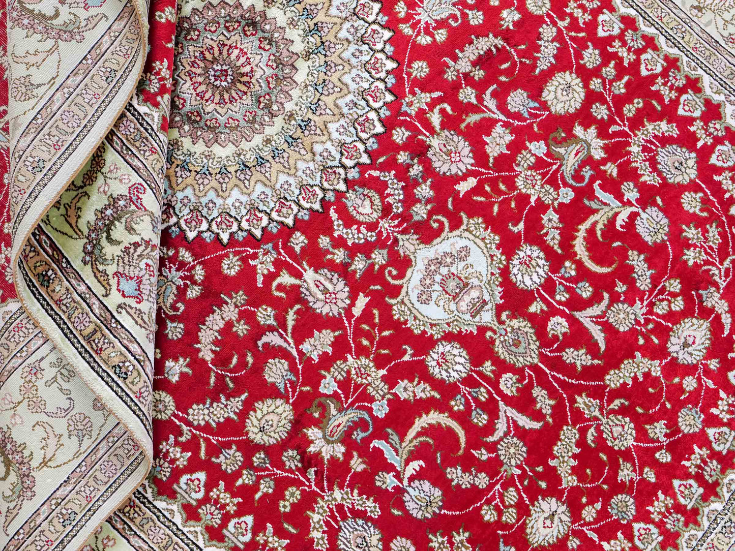 Feiner, handgeknüpfter, chinesischer Orientteppich mit Nain Design aus Kunstseide, rot, creme. 240x153 cm. Verkauf durch Jupiter Intl.