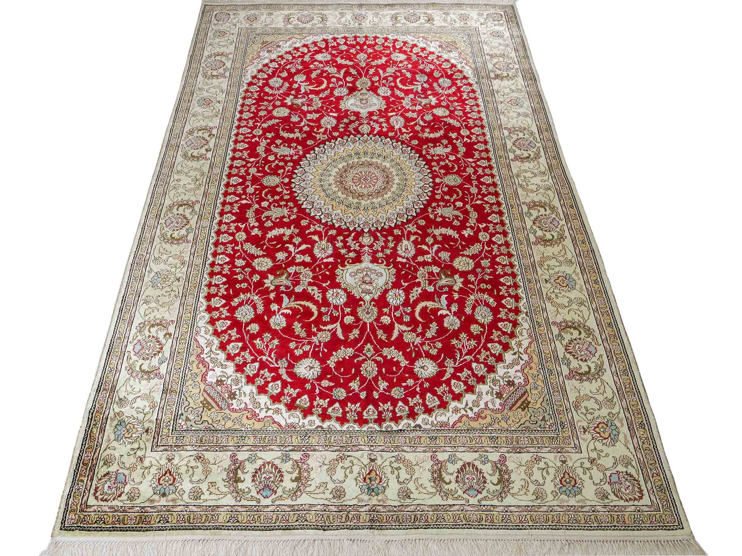 Feiner, handgeknüpfter, chinesischer Orientteppich mit Nain Design aus Kunstseide, rot, creme. 240x153 cm. Verkauf durch Jupiter Intl.