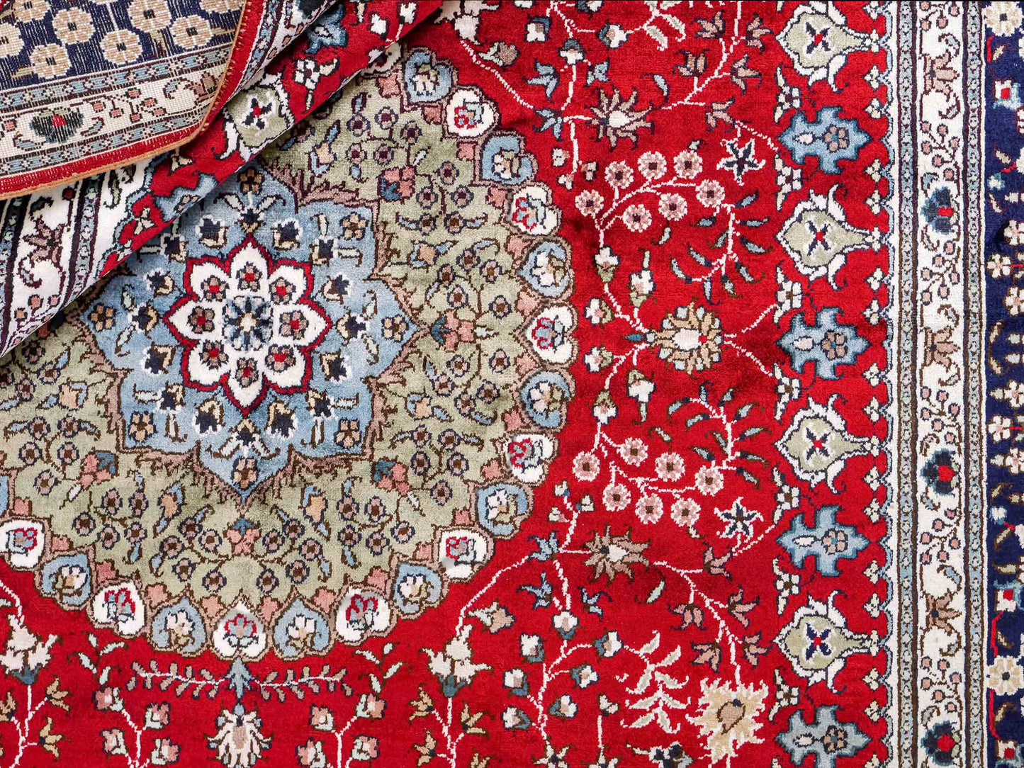 Feiner, handgeknüpfter, chinesischer Orientteppich mit Nain Design aus Kunstseide, rot, blau, creme. 246x152 cm. Verkauf durch Jupiter Intl.