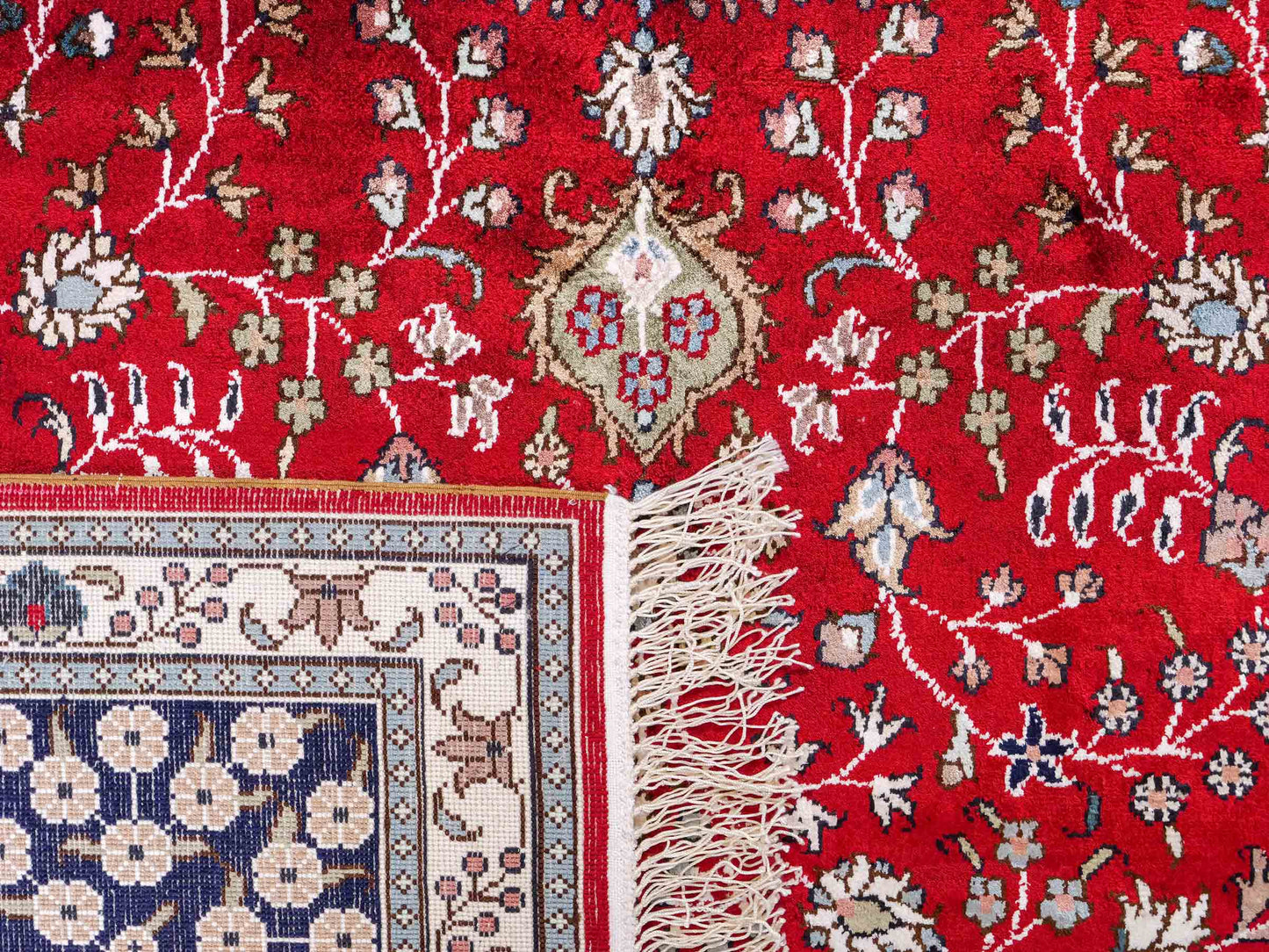 Feiner, handgeknüpfter, chinesischer Orientteppich mit Nain Design aus Kunstseide, rot, blau, creme. 246x152 cm. Verkauf durch Jupiter Intl.