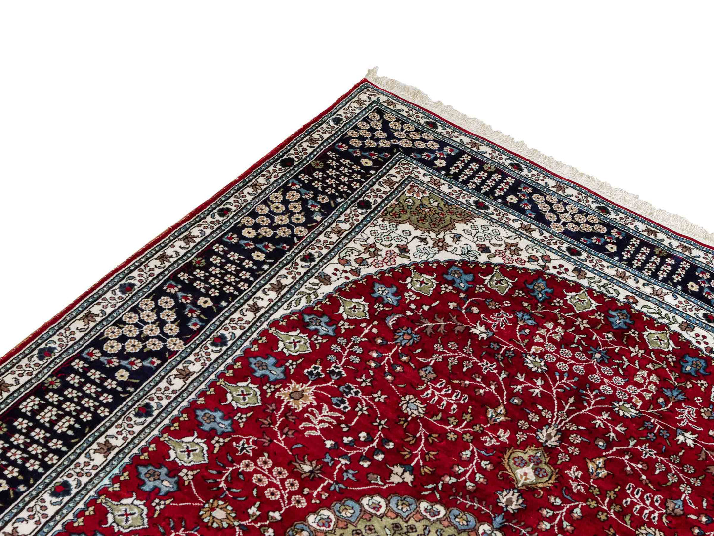 Feiner, handgeknüpfter, chinesischer Orientteppich mit Nain Design aus Kunstseide, rot, blau, creme. 246x152 cm. Verkauf durch Jupiter Intl.