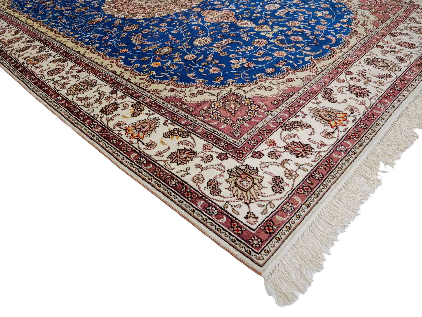 Feiner, handgefknüpfter, chinesischer Orientteppich mit Nain Design aus Kunstseide, blau, creme, weiß. 247x155 cm. Verkauf durch Jupiter Intl.