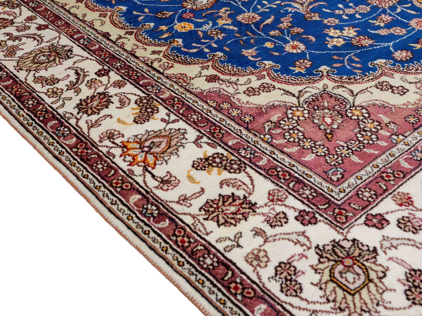 Feiner, handgefknüpfter, chinesischer Orientteppich mit Nain Design aus Kunstseide, blau, creme, weiß. 247x155 cm. Verkauf durch Jupiter Intl.