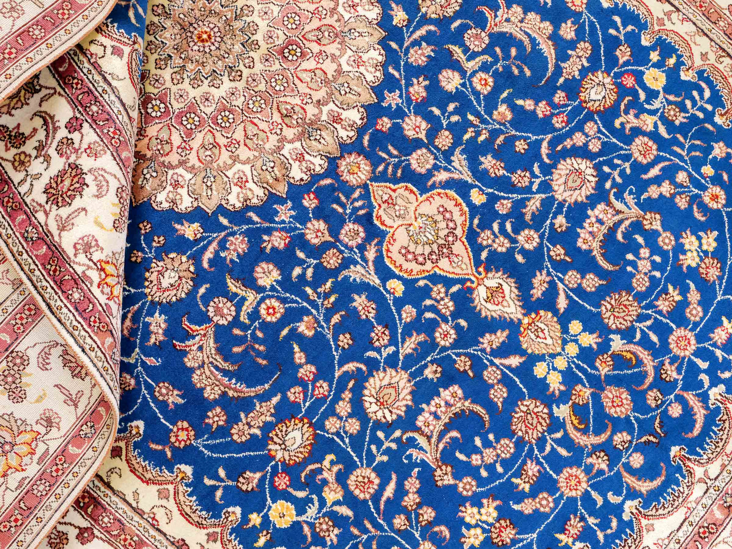 Feiner, handgefknüpfter, chinesischer Orientteppich mit Nain Design aus Kunstseide, blau, creme, weiß. 247x155 cm. Verkauf durch Jupiter Intl.
