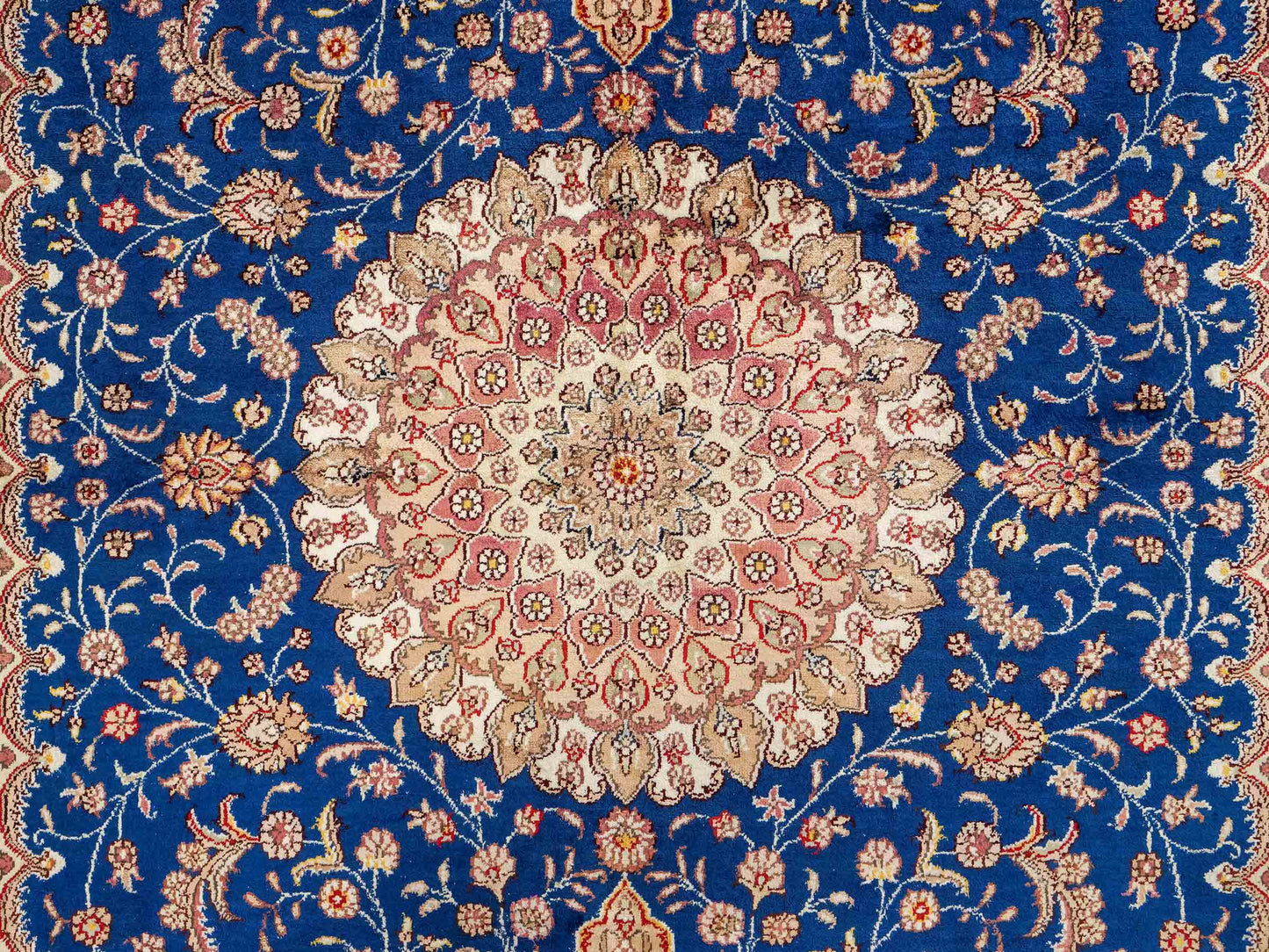 Feiner, handgefknüpfter, chinesischer Orientteppich mit Nain Design aus Kunstseide, blau, creme, weiß. 247x155 cm. Verkauf durch Jupiter Intl.