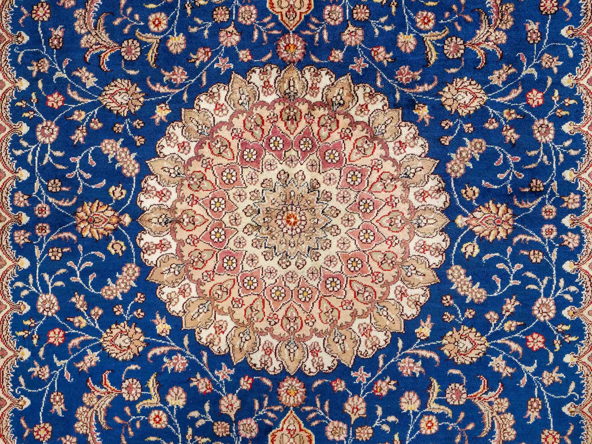 Feiner, handgefknüpfter, chinesischer Orientteppich mit Nain Design aus Kunstseide, blau, creme, weiß. 247x155 cm. Verkauf durch Jupiter Intl.