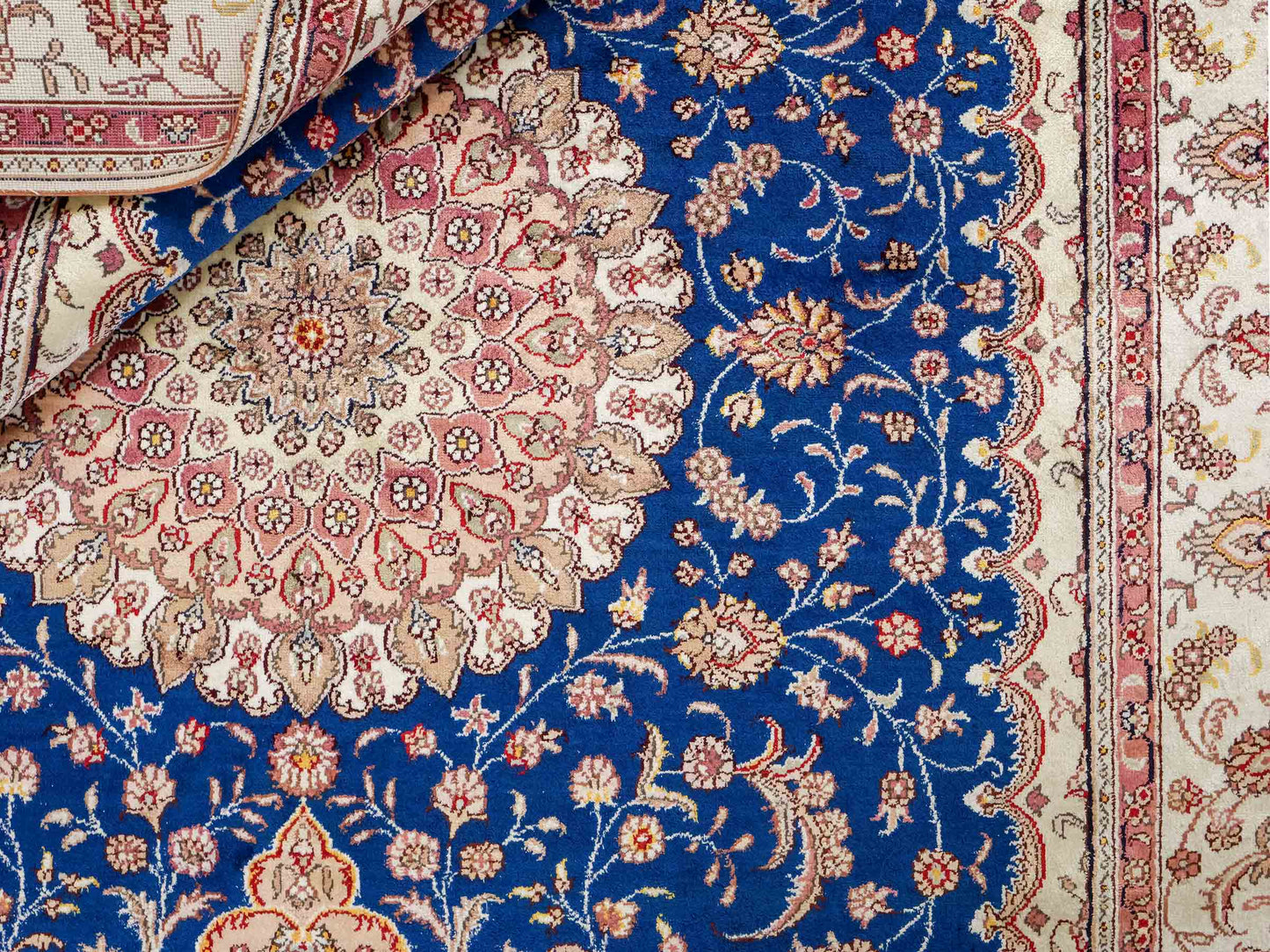 Feiner, handgefknüpfter, chinesischer Orientteppich mit Nain Design aus Kunstseide, blau, creme, weiß. 247x155 cm. Verkauf durch Jupiter Intl.