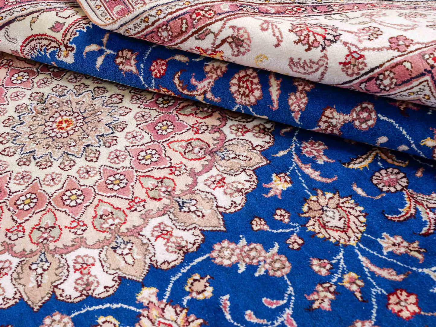 Feiner, handgefknüpfter, chinesischer Orientteppich mit Nain Design aus Kunstseide, blau, creme, weiß. 247x155 cm. Verkauf durch Jupiter Intl.