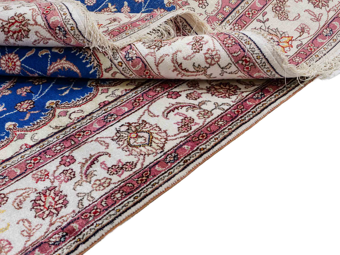 Feiner, handgefknüpfter, chinesischer Orientteppich mit Nain Design aus Kunstseide, blau, creme, weiß. 247x155 cm. Verkauf durch Jupiter Intl.