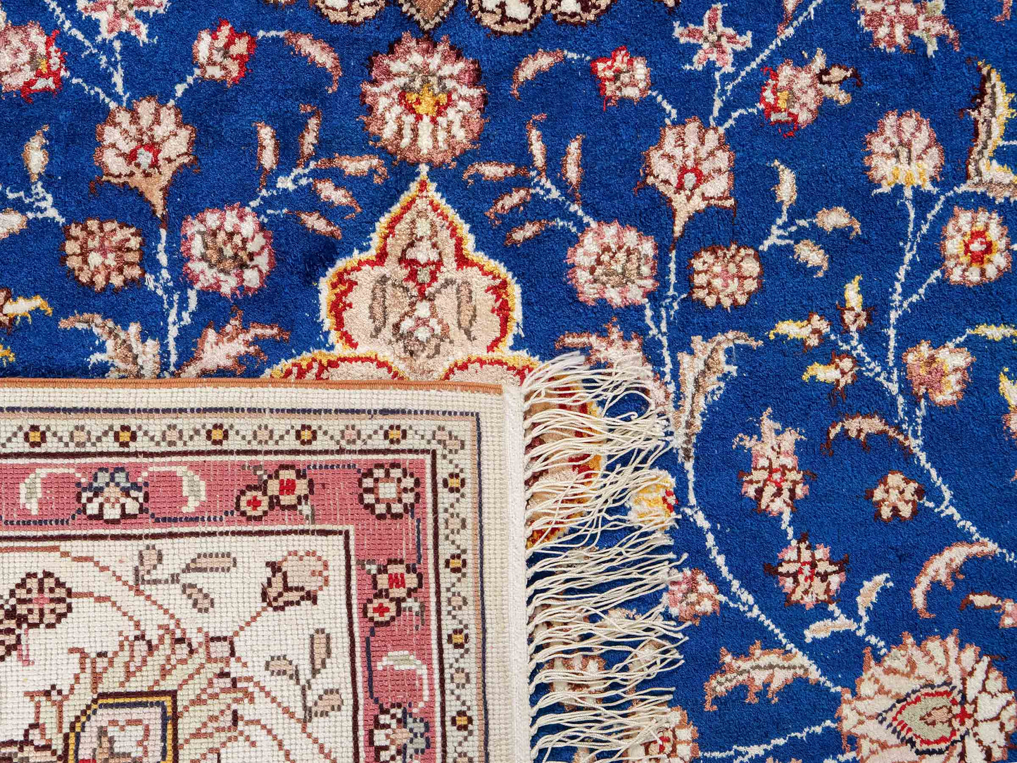 Feiner, handgefknüpfter, chinesischer Orientteppich mit Nain Design aus Kunstseide, blau, creme, weiß. 247x155 cm. Verkauf durch Jupiter Intl.