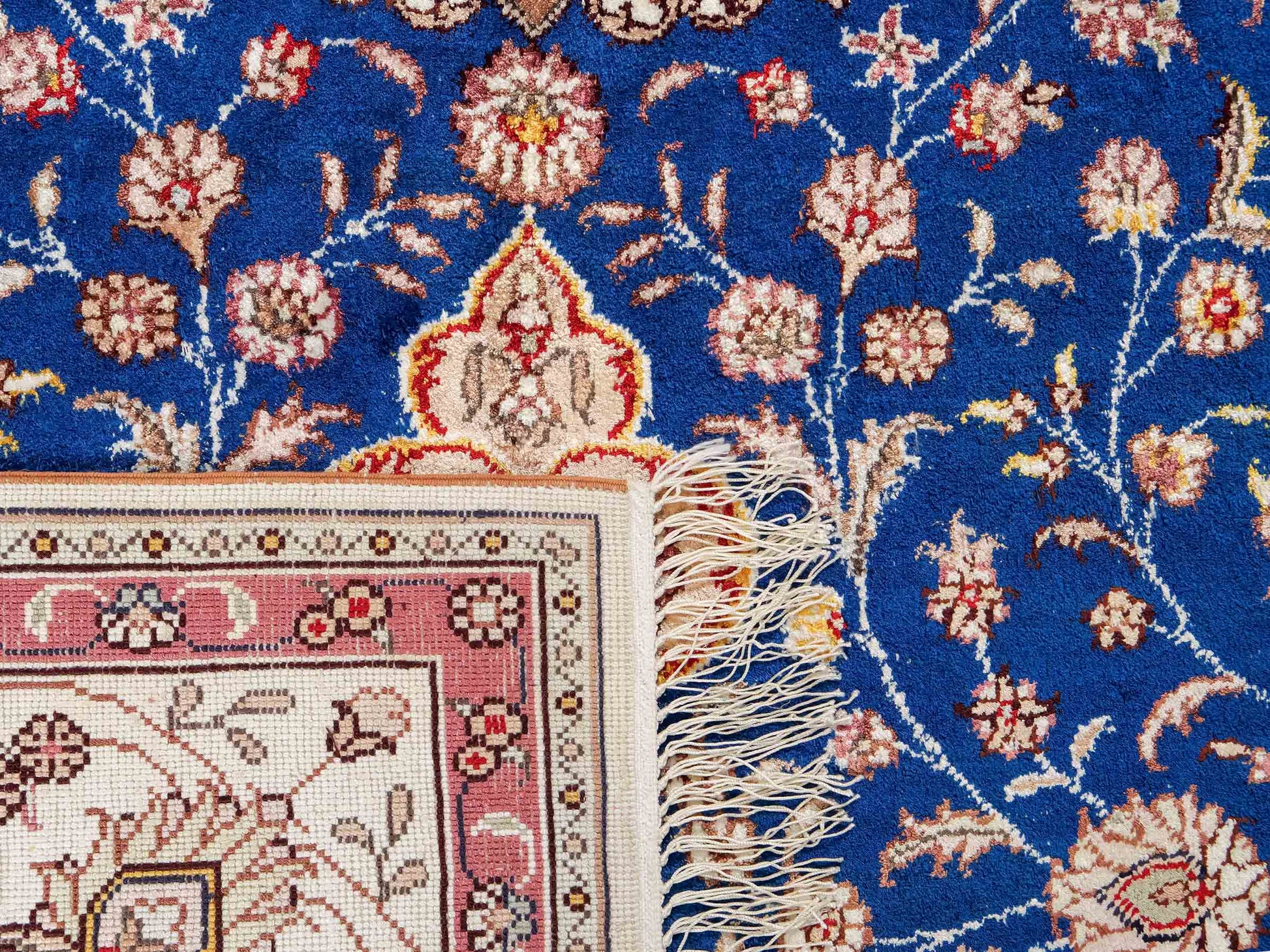 Feiner, handgefknüpfter, chinesischer Orientteppich mit Nain Design aus Kunstseide, blau, creme, weiß. 247x155 cm. Verkauf durch Jupiter Intl.