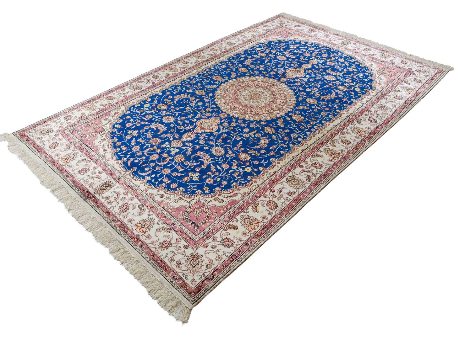 Feiner, handgefknüpfter, chinesischer Orientteppich mit Nain Design aus Kunstseide, blau, creme, weiß. 247x155 cm. Verkauf durch Jupiter Intl.
