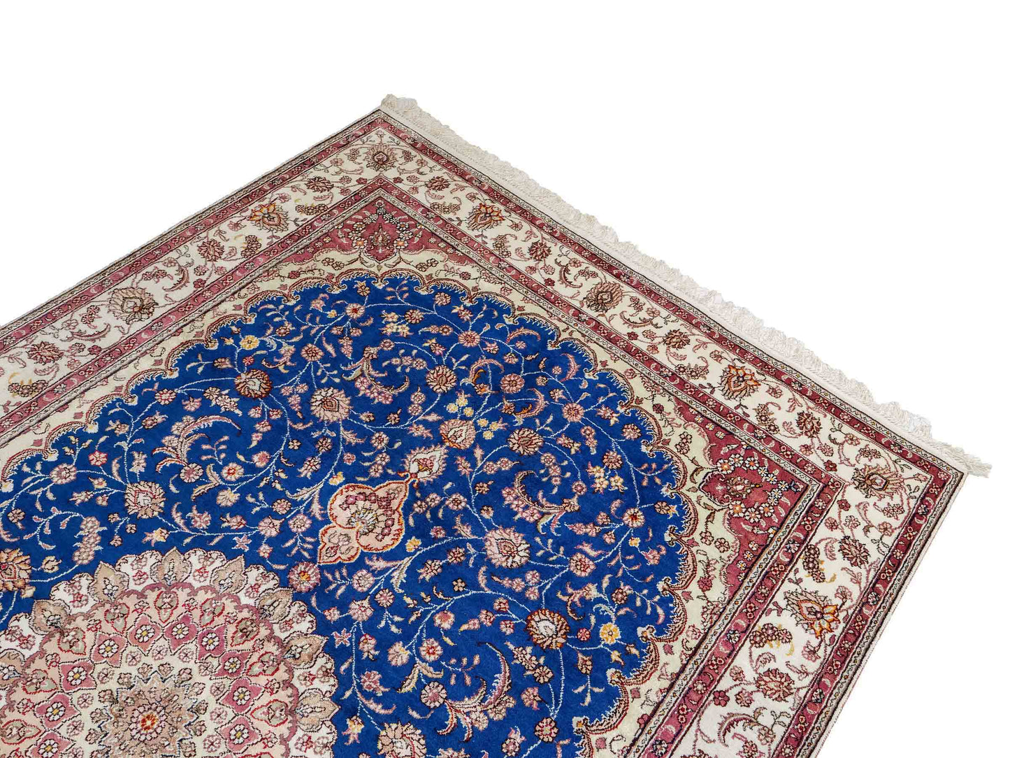 Feiner, handgefknüpfter, chinesischer Orientteppich mit Nain Design aus Kunstseide, blau, creme, weiß. 247x155 cm. Verkauf durch Jupiter Intl.