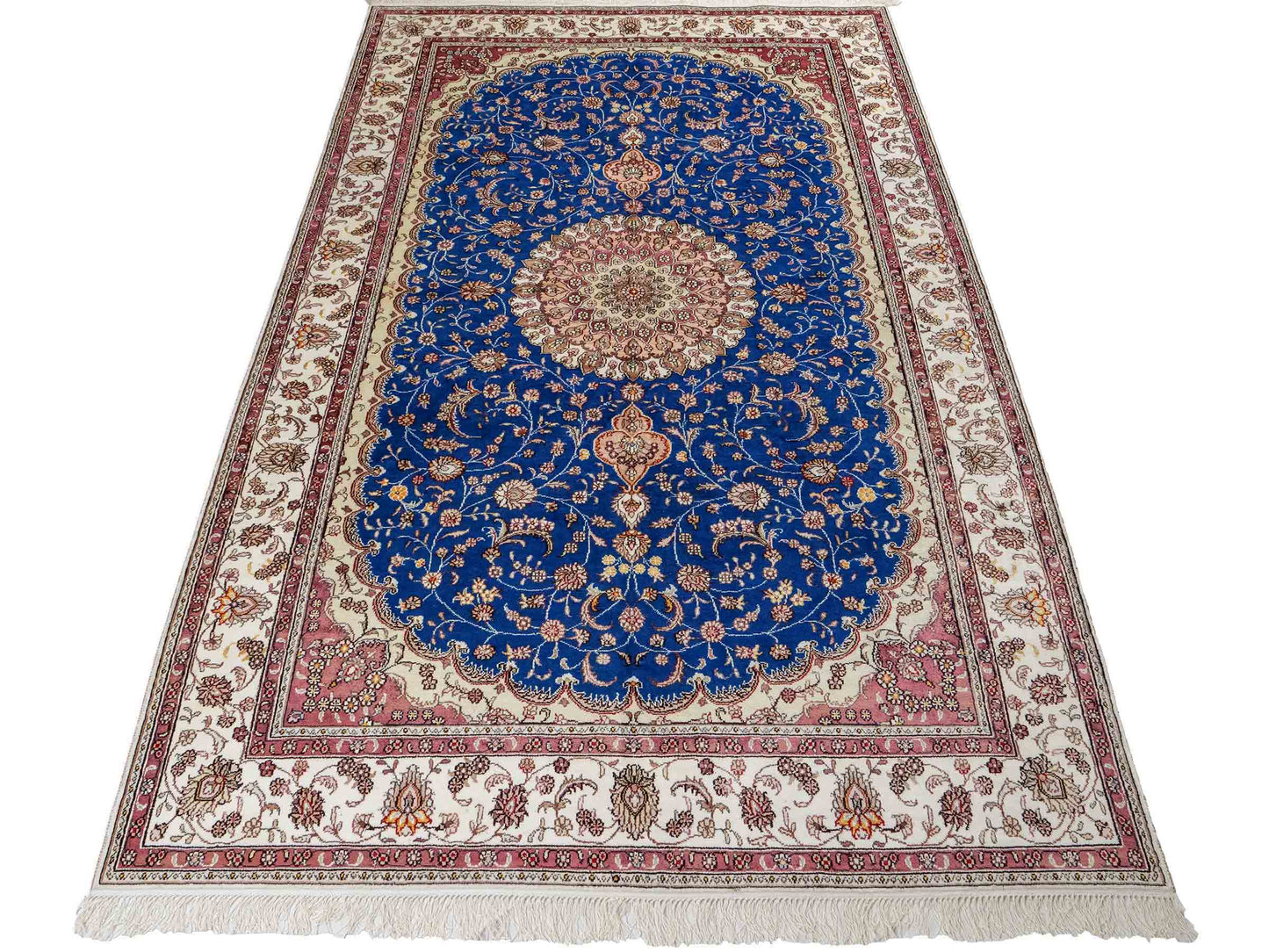 Feiner, handgefknüpfter, chinesischer Orientteppich mit Nain Design aus Kunstseide, blau, creme, weiß. 247x155 cm. Verkauf durch Jupiter Intl.