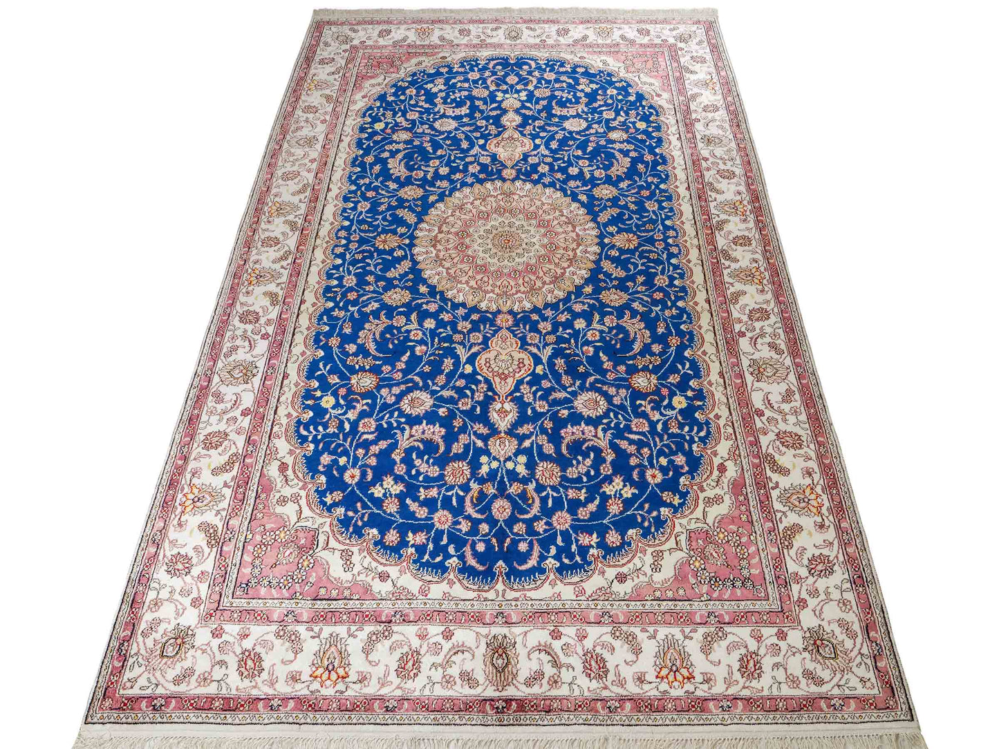 Feiner, handgefknüpfter, chinesischer Orientteppich mit Nain Design aus Kunstseide, blau, creme, weiß. 247x155 cm. Verkauf durch Jupiter Intl.
