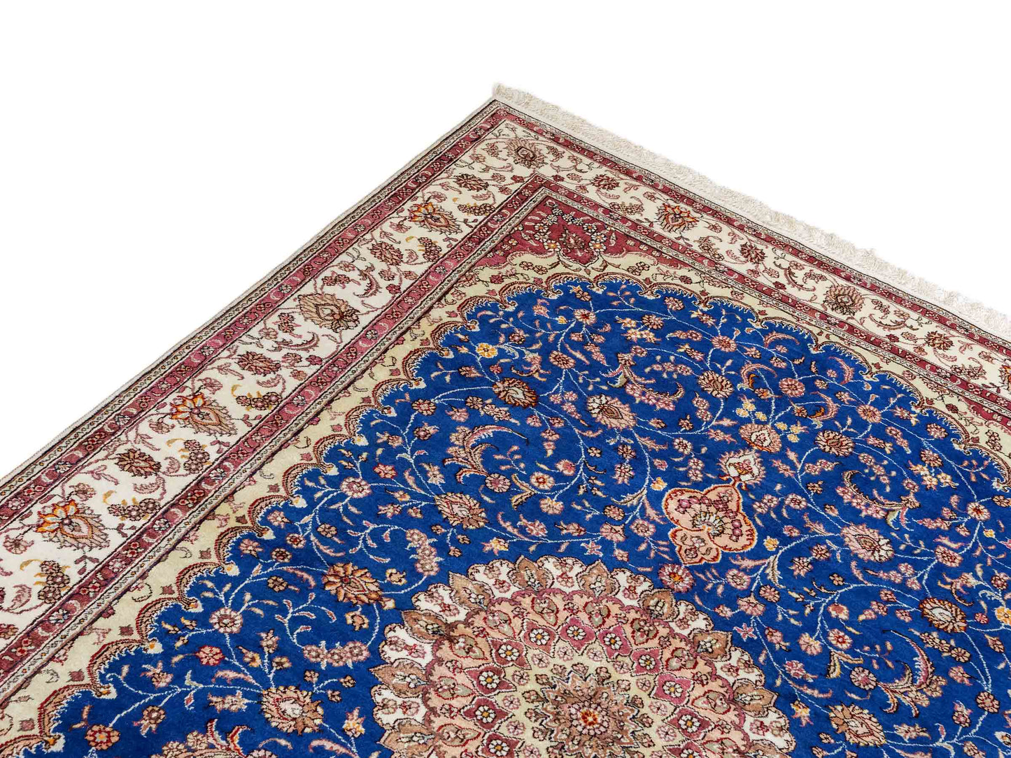 Feiner, handgefknüpfter, chinesischer Orientteppich mit Nain Design aus Kunstseide, blau, creme, weiß. 247x155 cm. Verkauf durch Jupiter Intl.