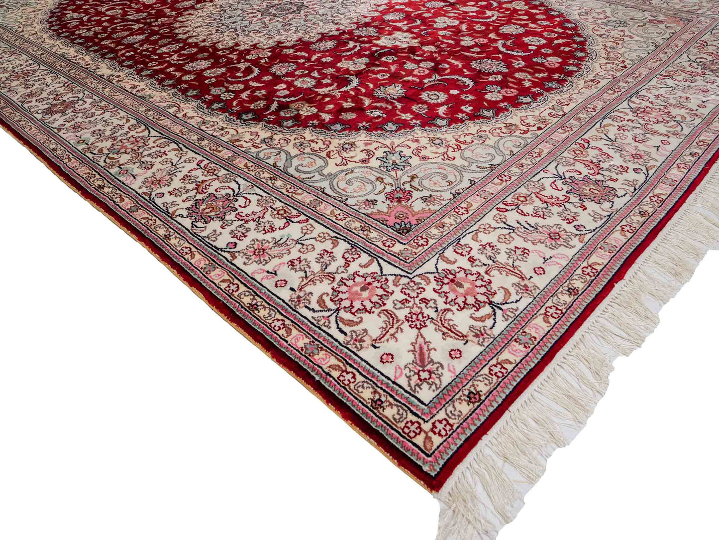 Feiner, handgeknüpfter, chinesischer Orientteppich mit Nain Design aus Kunstseide, rot, weiß, creme. 263x180 cm. Verkauf durch Jupiter Intl.