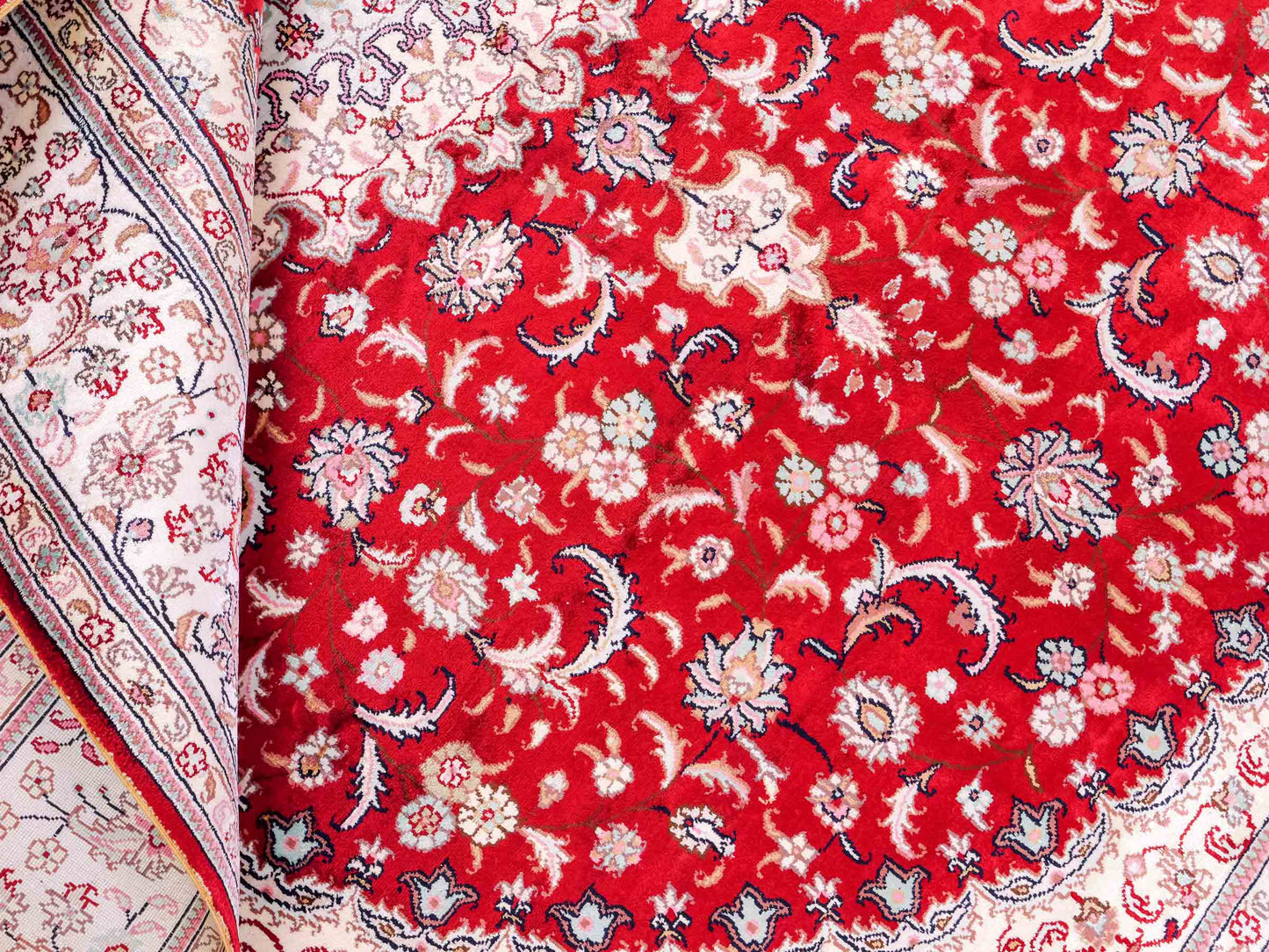 Feiner, handgeknüpfter, chinesischer Orientteppich mit Nain Design aus Kunstseide, rot, weiß, creme. 263x180 cm. Verkauf durch Jupiter Intl.
