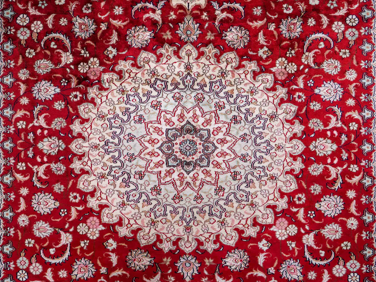 Feiner, handgeknüpfter, chinesischer Orientteppich mit Nain Design aus Kunstseide, rot, weiß, creme. 263x180 cm. Verkauf durch Jupiter Intl.