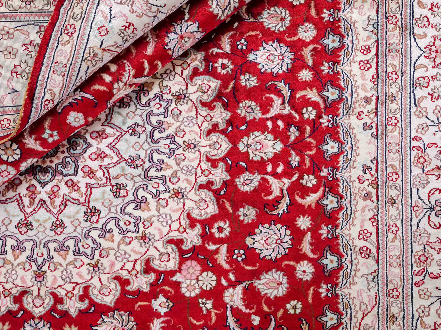 Feiner, handgeknüpfter, chinesischer Orientteppich mit Nain Design aus Kunstseide, rot, weiß, creme. 263x180 cm. Verkauf durch Jupiter Intl.