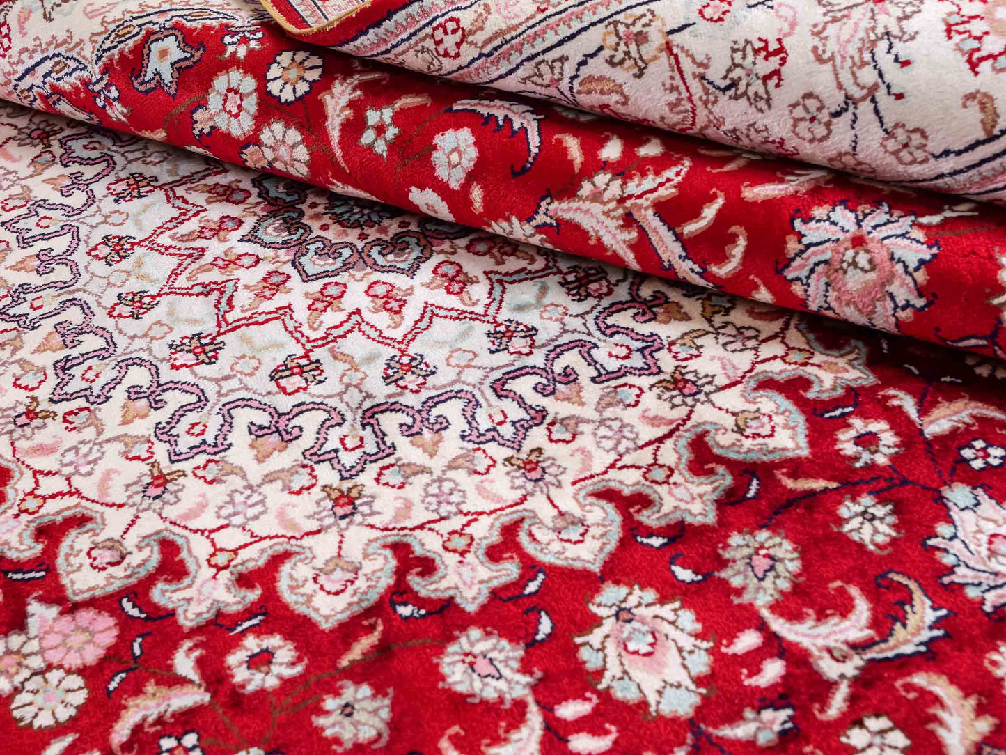 Feiner, handgeknüpfter, chinesischer Orientteppich mit Nain Design aus Kunstseide, rot, weiß, creme. 263x180 cm. Verkauf durch Jupiter Intl.