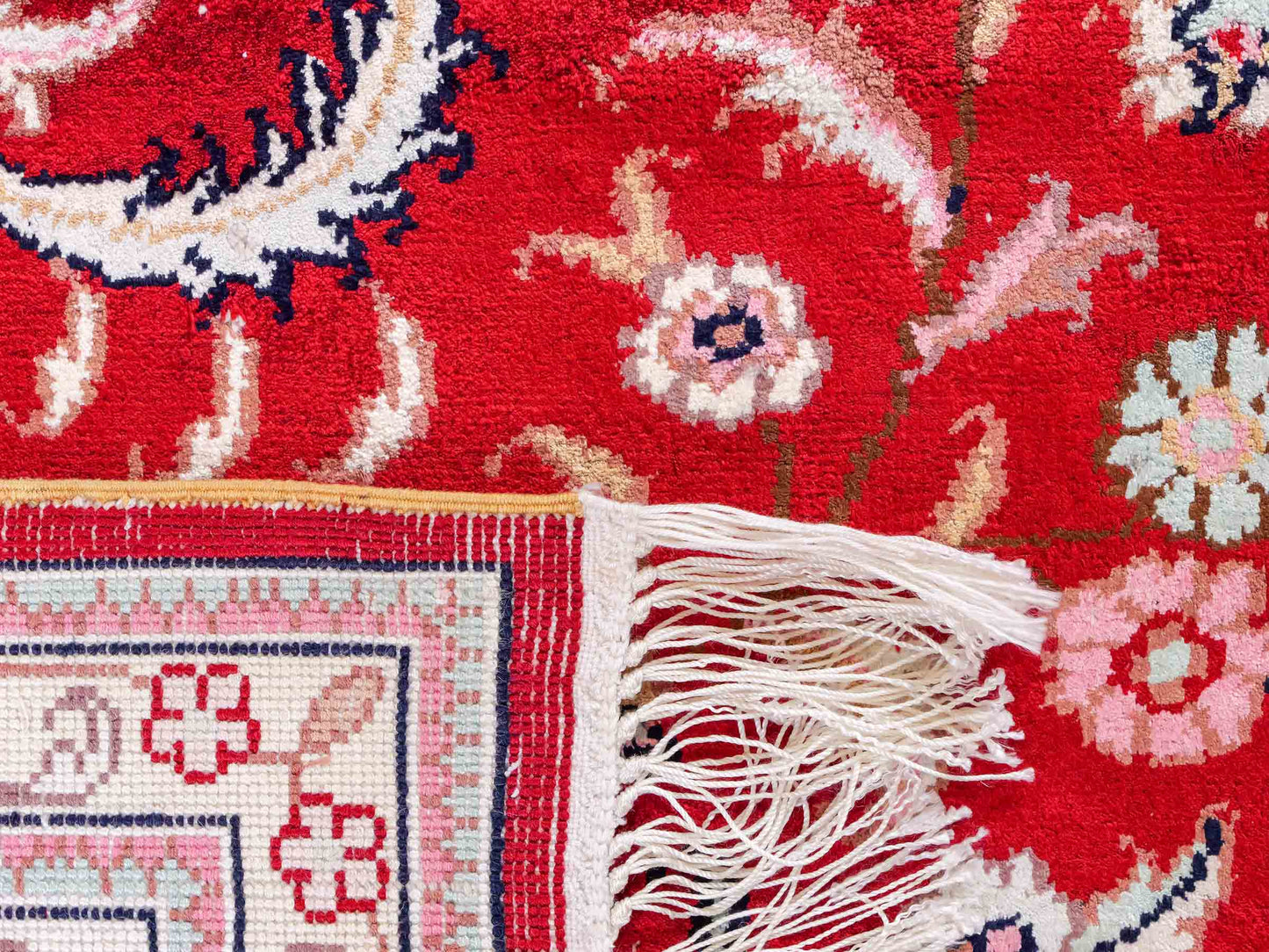 Feiner, handgeknüpfter, chinesischer Orientteppich mit Nain Design aus Kunstseide, rot, weiß, creme. 263x180 cm. Verkauf durch Jupiter Intl.