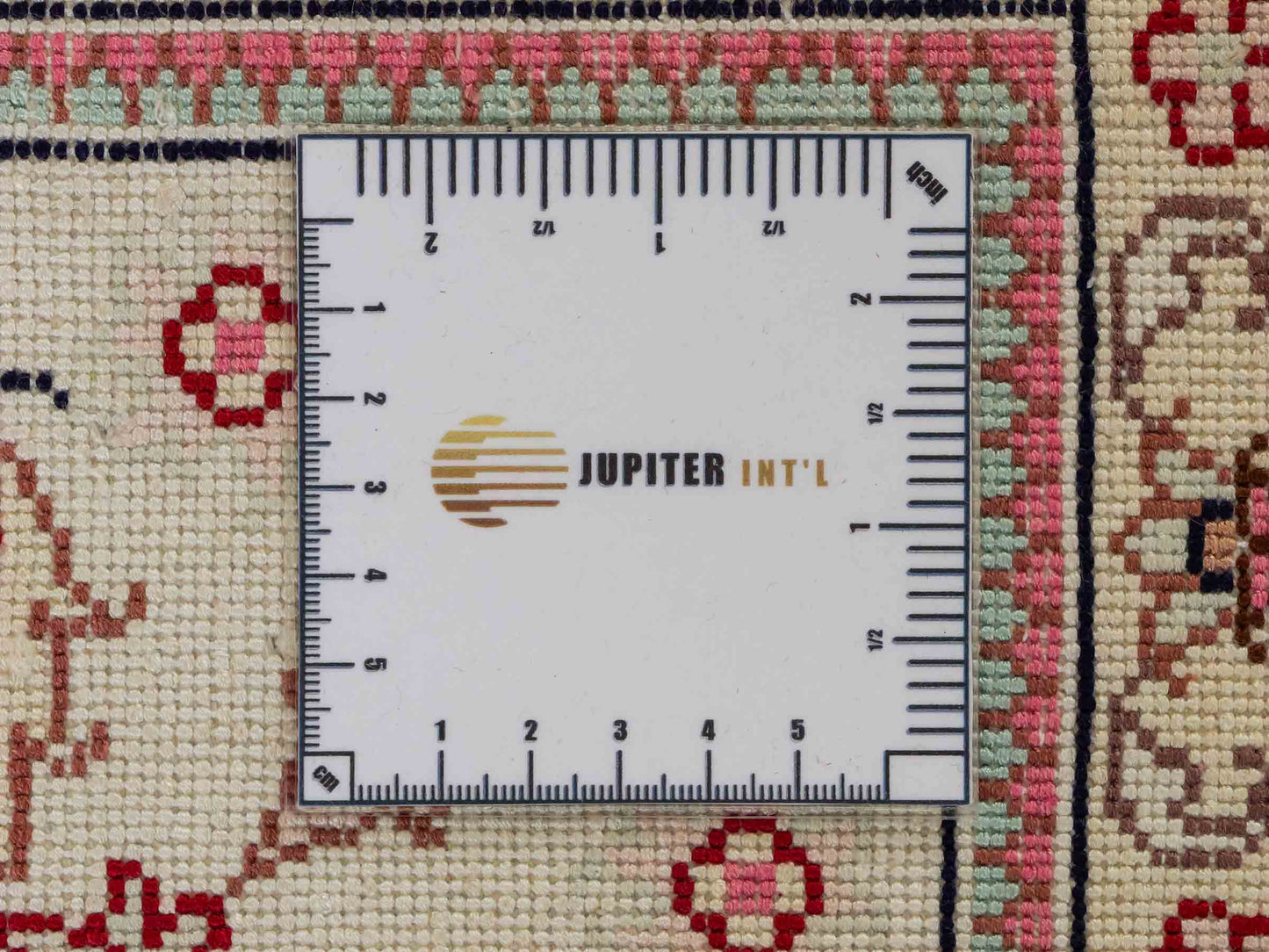 Feiner, handgeknüpfter, chinesischer Orientteppich mit Nain Design aus Kunstseide, rot, weiß, creme. 263x180 cm. Verkauf durch Jupiter Intl.