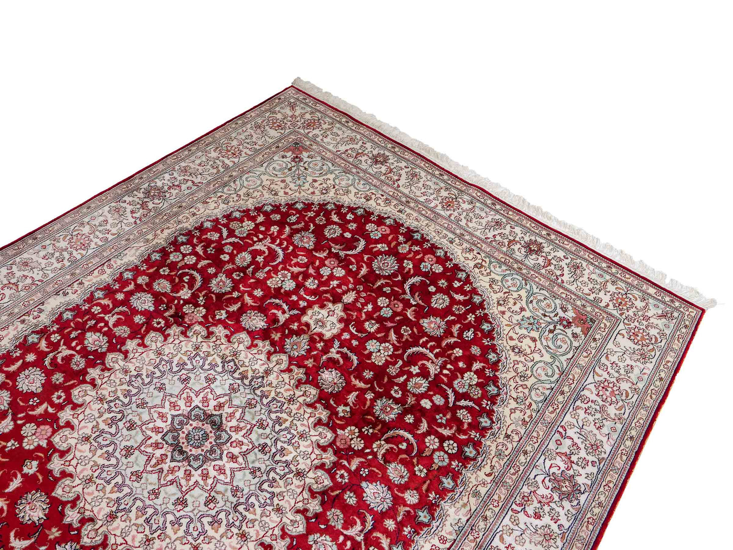 Feiner, handgeknüpfter, chinesischer Orientteppich mit Nain Design aus Kunstseide, rot, weiß, creme. 263x180 cm. Verkauf durch Jupiter Intl.