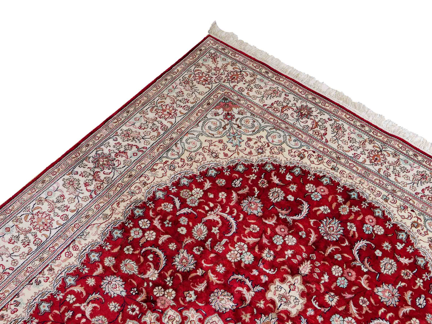 Feiner, handgeknüpfter, chinesischer Orientteppich mit Nain Design aus Kunstseide, rot, weiß, creme. 263x180 cm. Verkauf durch Jupiter Intl.