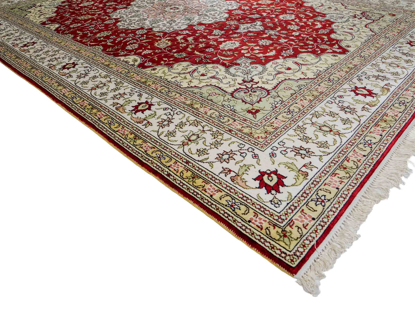Feiner, handgeknüpfter, chinesischer Orientteppich mit Nain Design aus Kunstseide, rot, weiß, creme. 272x188 cm. Verkauf durch Jupiter Intl.