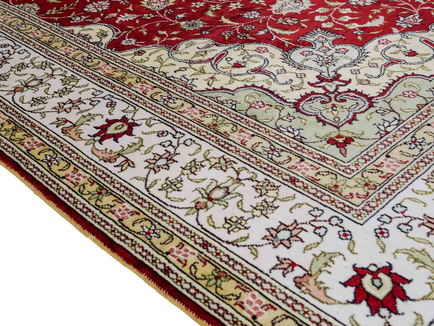 Feiner, handgeknüpfter, chinesischer Orientteppich mit Nain Design aus Kunstseide, rot, weiß, creme. 272x188 cm. Verkauf durch Jupiter Intl.