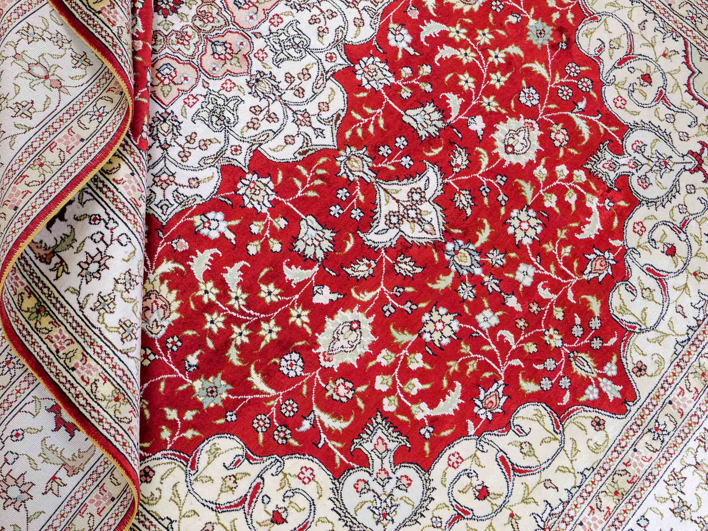 Feiner, handgeknüpfter, chinesischer Orientteppich mit Nain Design aus Kunstseide, rot, weiß, creme. 272x188 cm. Verkauf durch Jupiter Intl.
