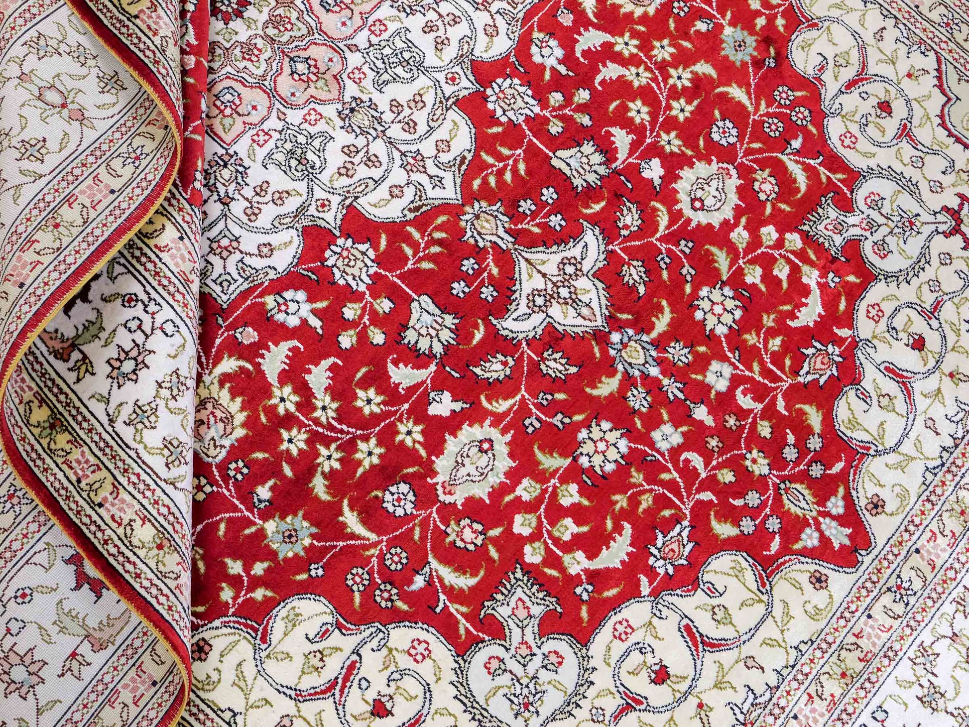 Feiner, handgeknüpfter, chinesischer Orientteppich mit Nain Design aus Kunstseide, rot, weiß, creme. 272x188 cm. Verkauf durch Jupiter Intl.