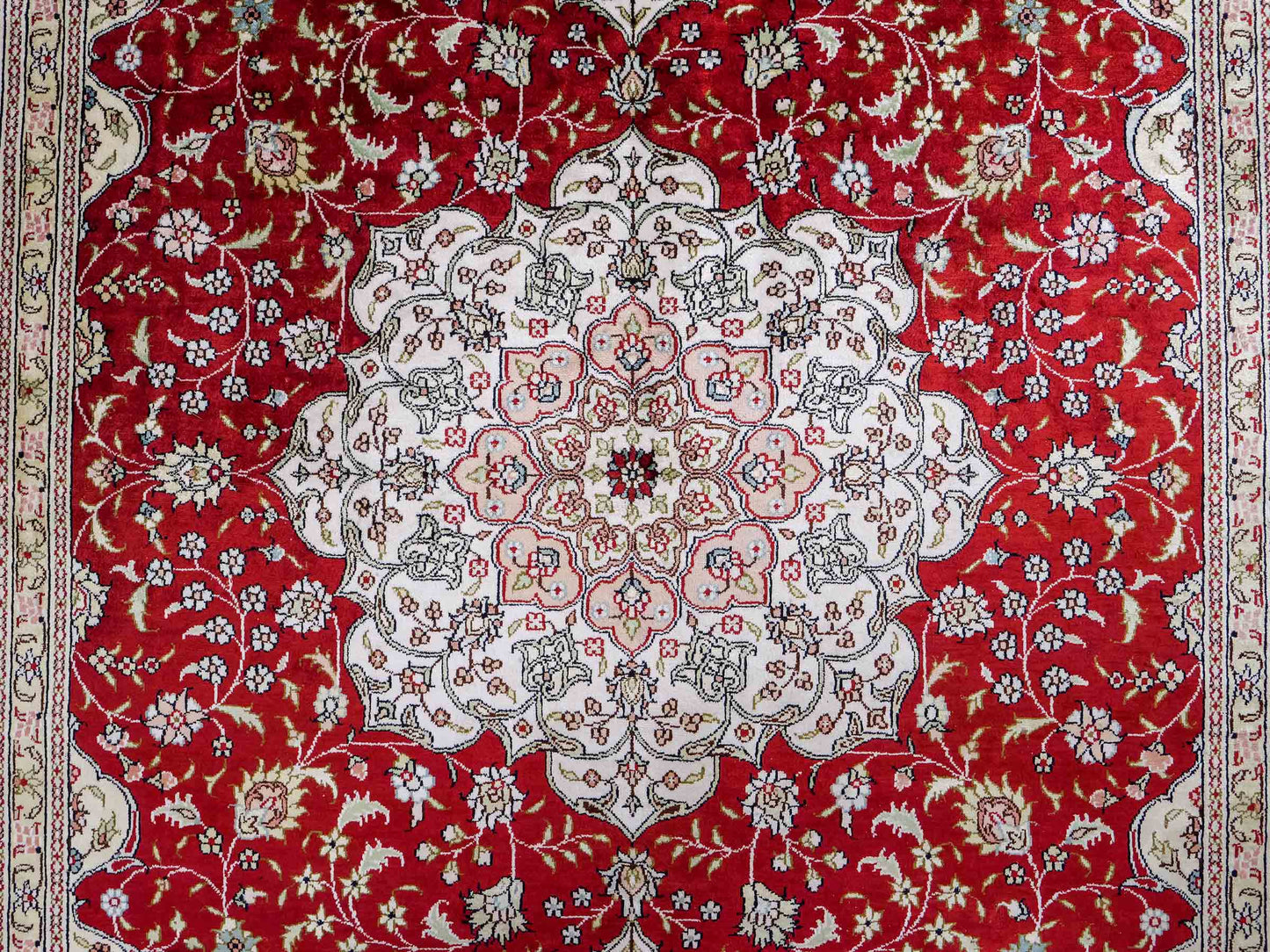 Feiner, handgeknüpfter, chinesischer Orientteppich mit Nain Design aus Kunstseide, rot, weiß, creme. 272x188 cm. Verkauf durch Jupiter Intl.