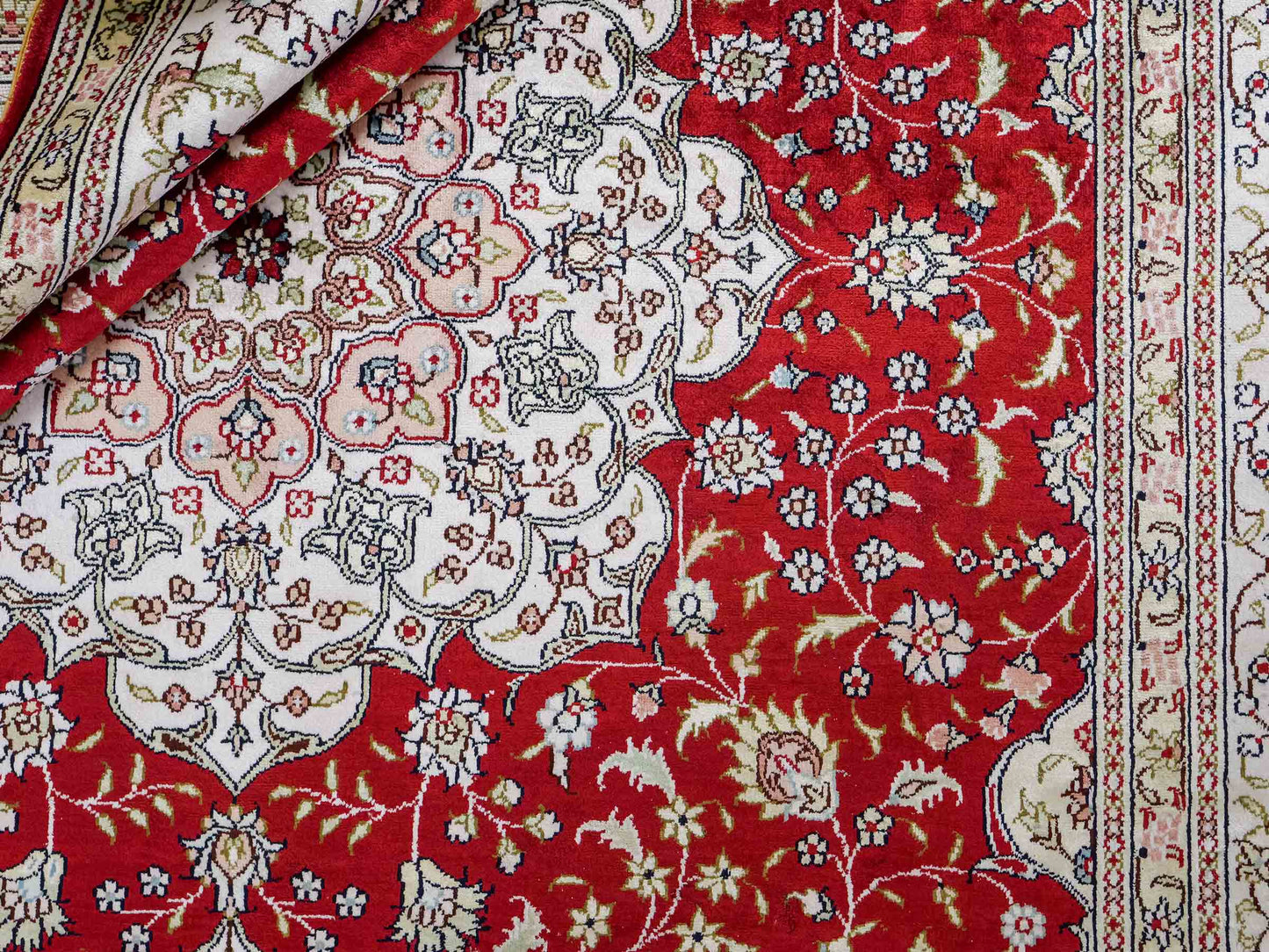 Feiner, handgeknüpfter, chinesischer Orientteppich mit Nain Design aus Kunstseide, rot, weiß, creme. 272x188 cm. Verkauf durch Jupiter Intl.