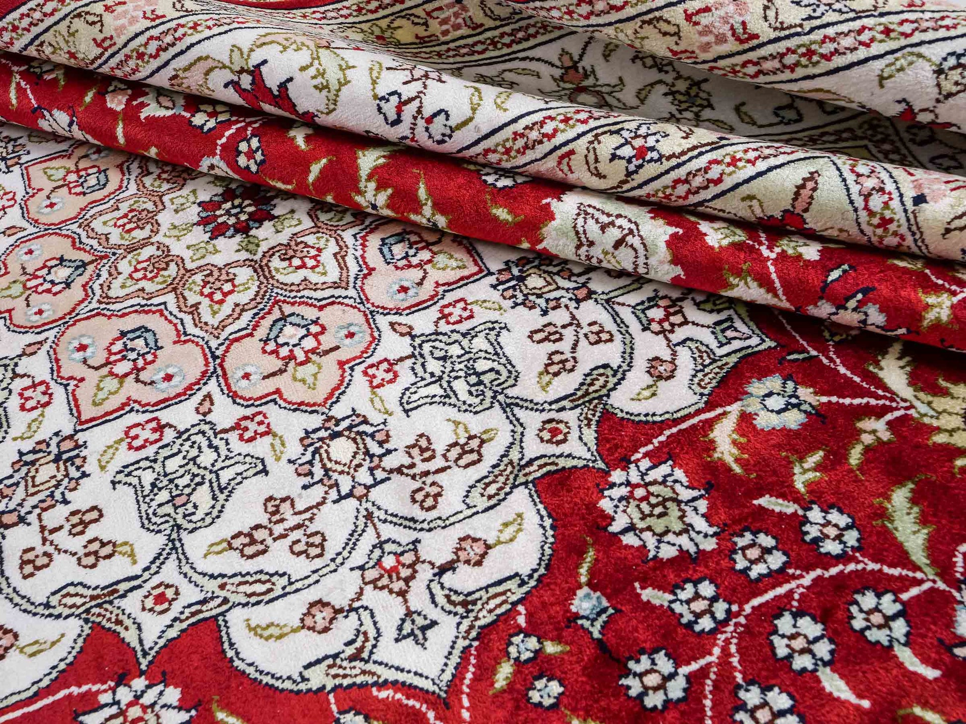 Feiner, handgeknüpfter, chinesischer Orientteppich mit Nain Design aus Kunstseide, rot, weiß, creme. 272x188 cm. Verkauf durch Jupiter Intl.
