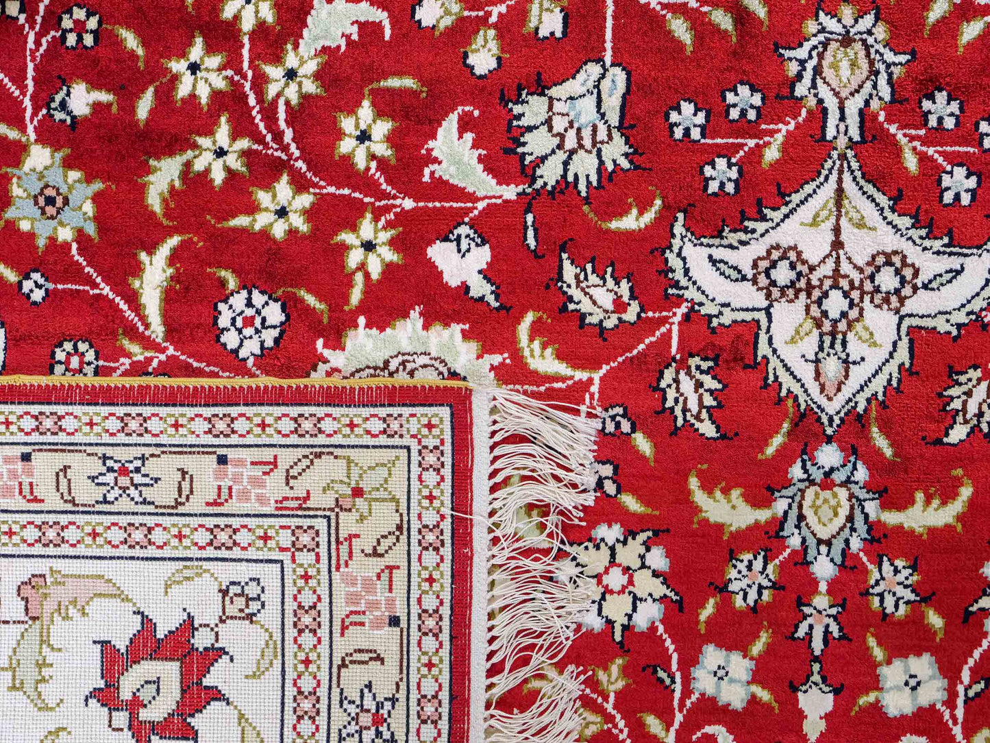 Feiner, handgeknüpfter, chinesischer Orientteppich mit Nain Design aus Kunstseide, rot, weiß, creme. 272x188 cm. Verkauf durch Jupiter Intl.