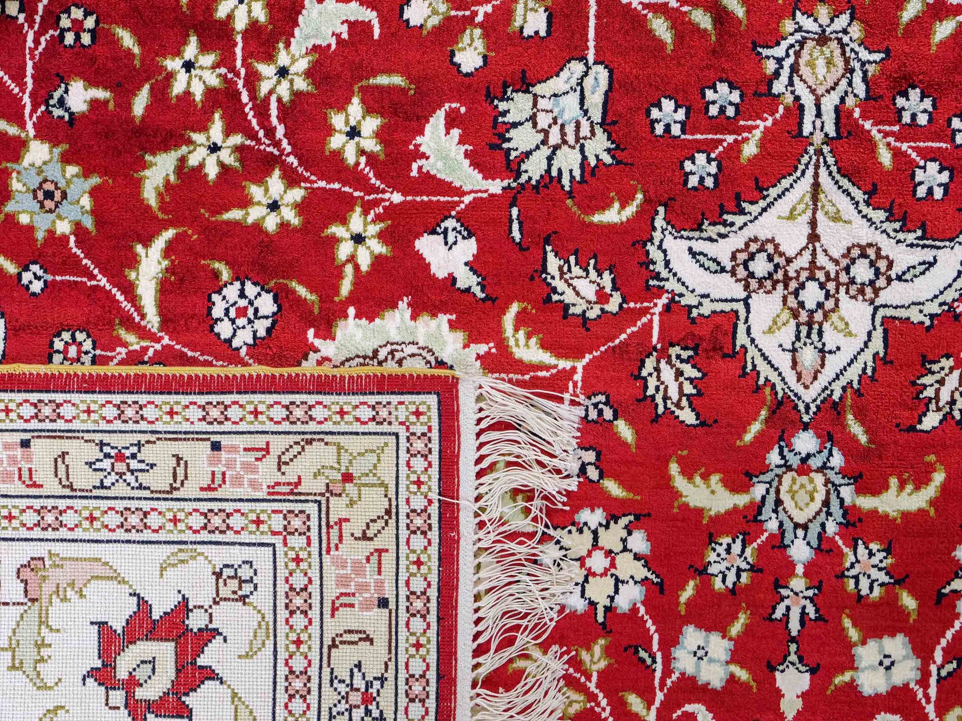 Feiner, handgeknüpfter, chinesischer Orientteppich mit Nain Design aus Kunstseide, rot, weiß, creme. 272x188 cm. Verkauf durch Jupiter Intl.