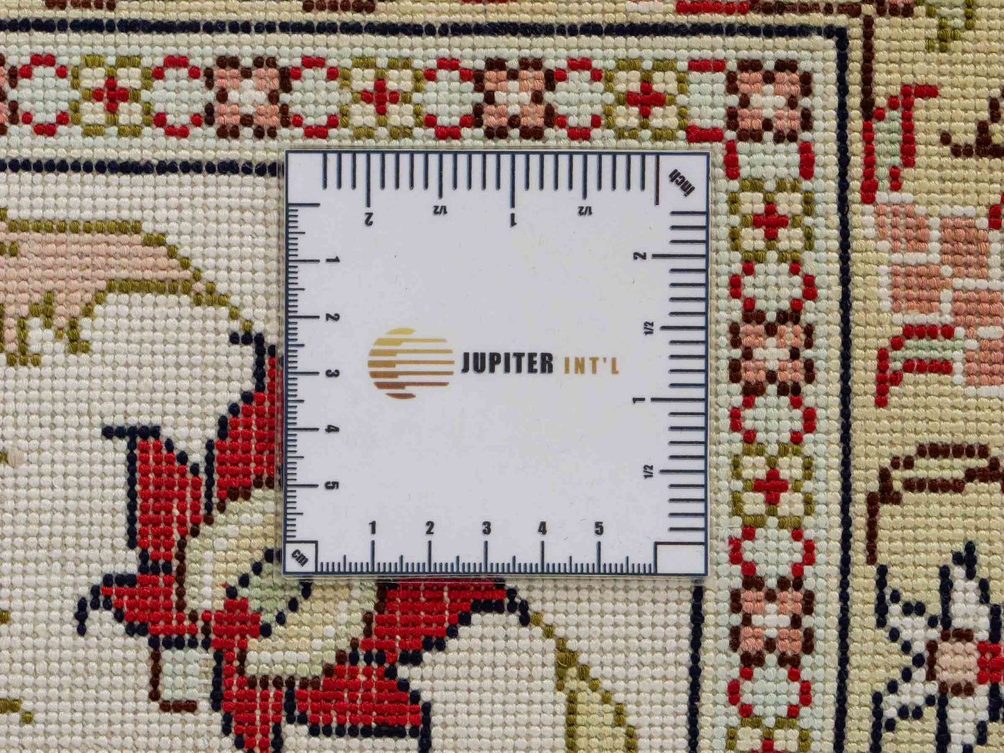 Feiner, handgeknüpfter, chinesischer Orientteppich mit Nain Design aus Kunstseide, rot, weiß, creme. 272x188 cm. Verkauf durch Jupiter Intl.