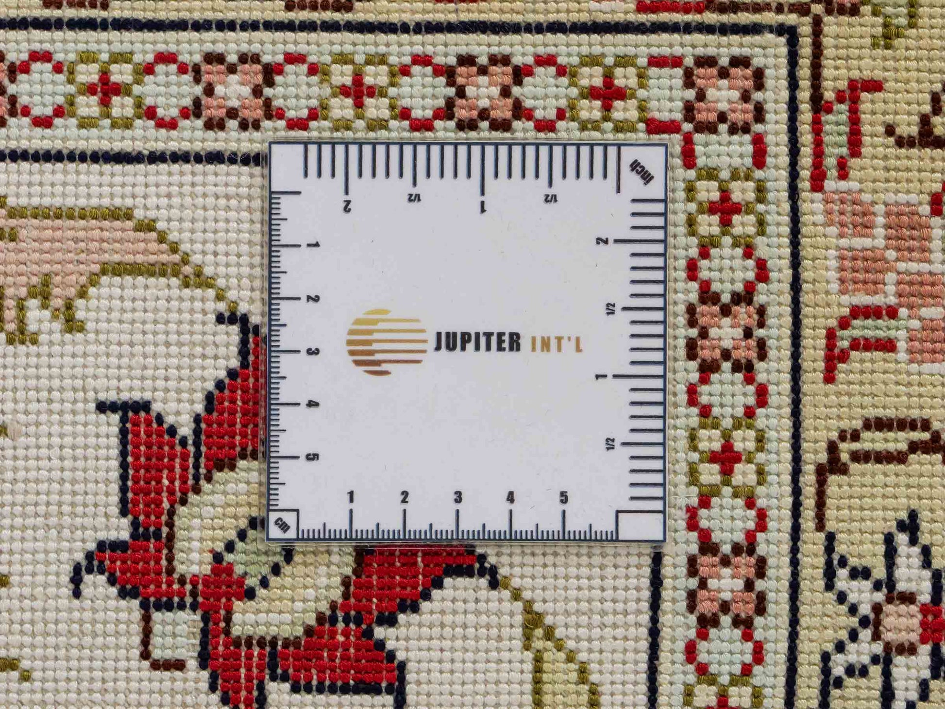 Feiner, handgeknüpfter, chinesischer Orientteppich mit Nain Design aus Kunstseide, rot, weiß, creme. 272x188 cm. Verkauf durch Jupiter Intl.