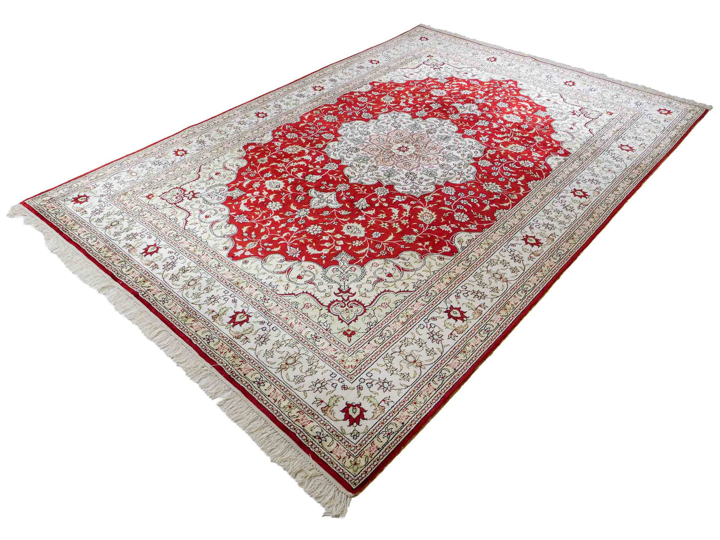 Feiner, handgeknüpfter, chinesischer Orientteppich mit Nain Design aus Kunstseide, rot, weiß, creme. 272x188 cm. Verkauf durch Jupiter Intl.